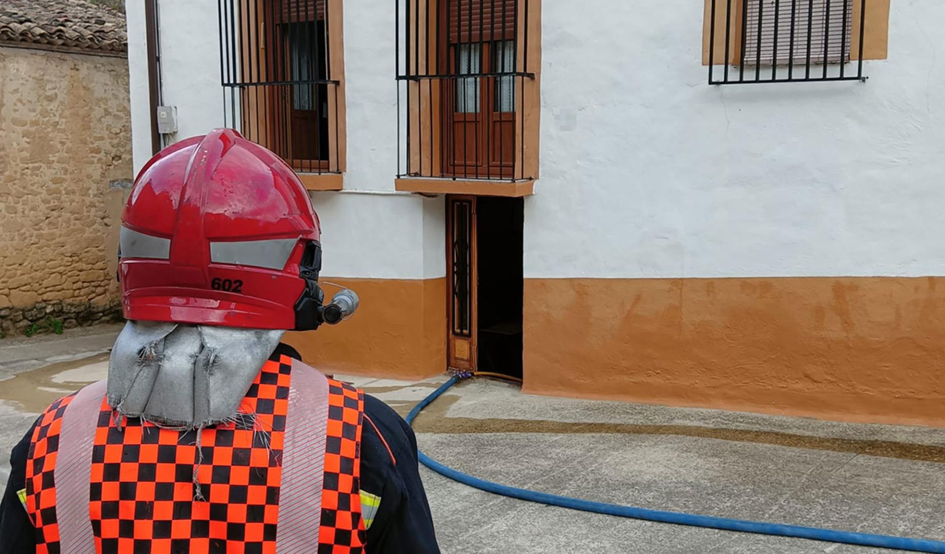 Imagen de un bombero junto a la vivienda afectada