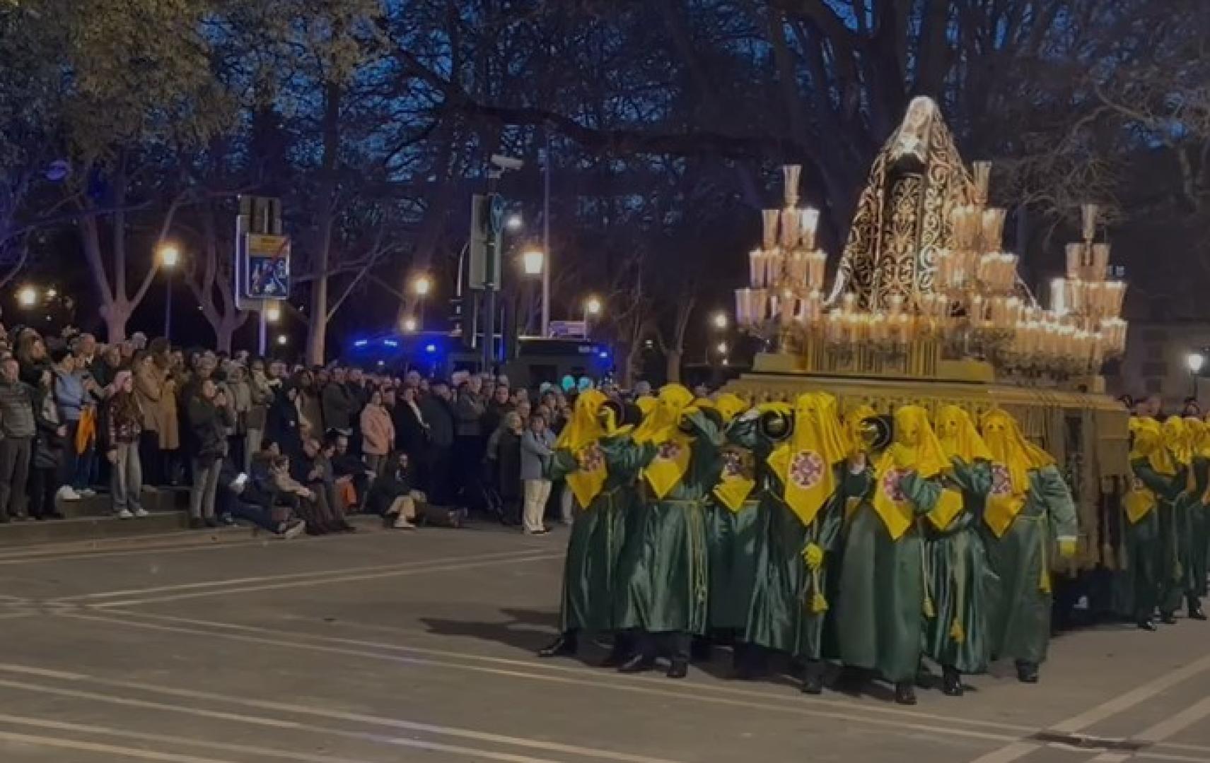 Vídeo: Un espontáneo canta una saeta a La Dolorosa a su paso por San Lorenzo