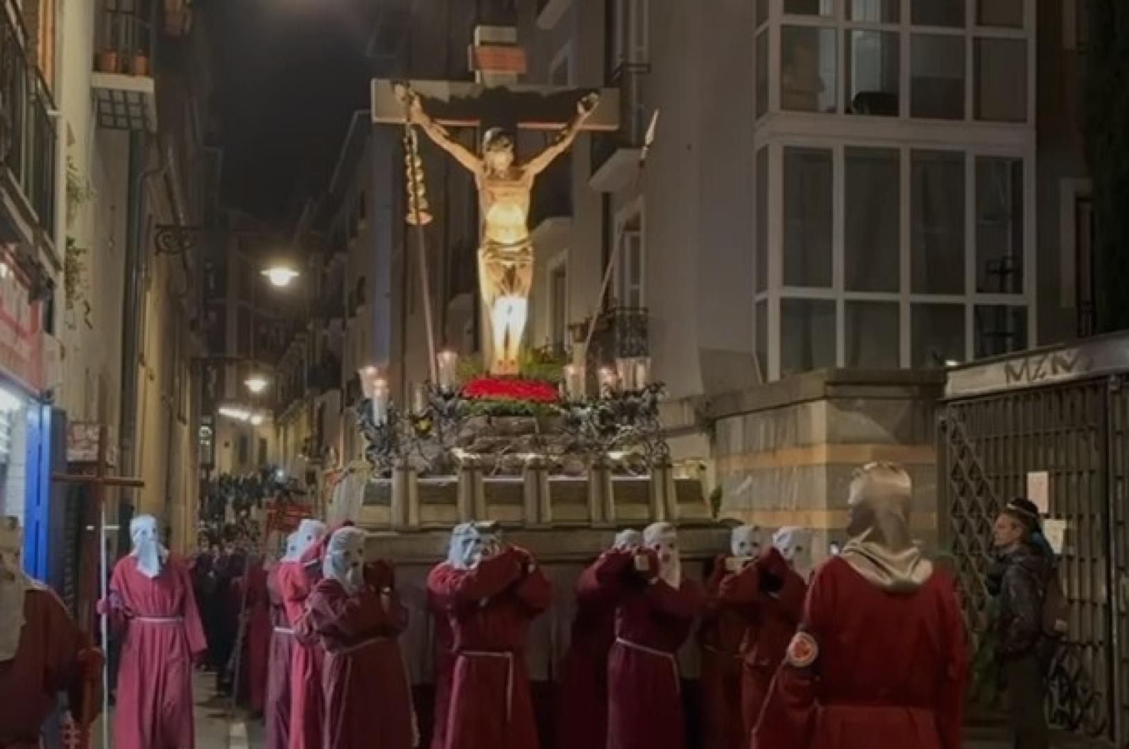 El paso del Cristo Alzado, ya por la Bajada de Javier