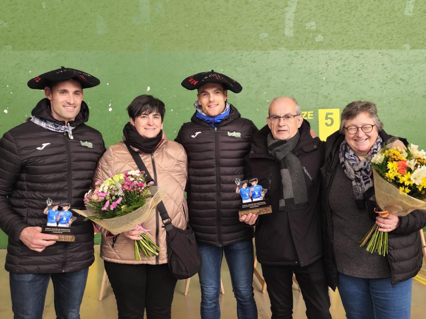 Los nuevos campeones de Parejas, Jon Ander Albisu y Unai Laso, con sus padres en el frontón de Bizkarreta.