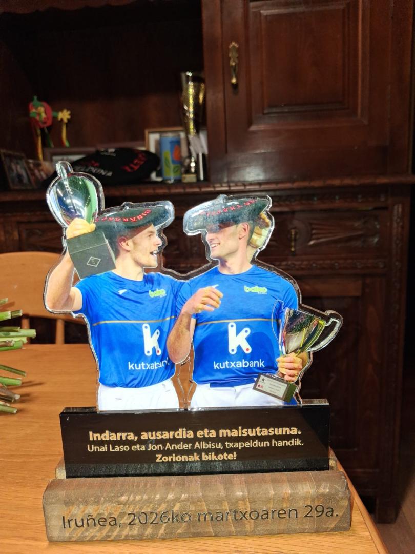 El trofeo conmemorativo que se le entregó a los nuevos campeones.