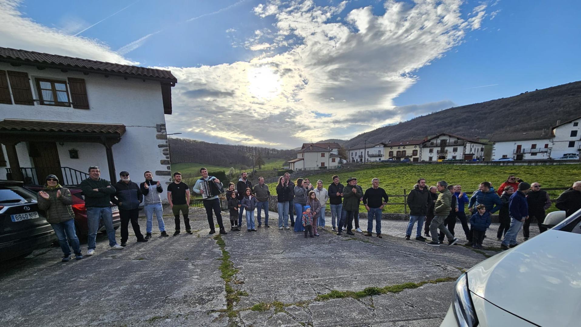 Público asistente al homenaje en Bizkarreta.