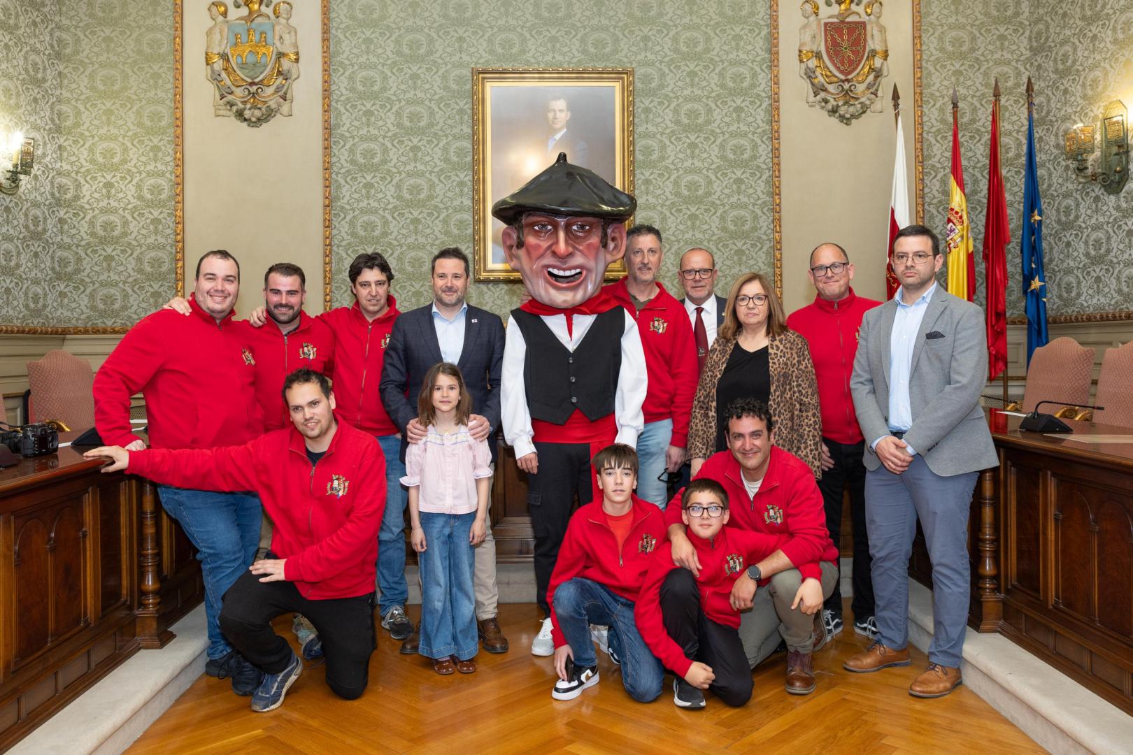 Imagen de la entrega del Cabezudo Tudelano a la Comparsa de Artica celebrada este sábado en el salón del plenos de la Casa Consistorial de Tudela