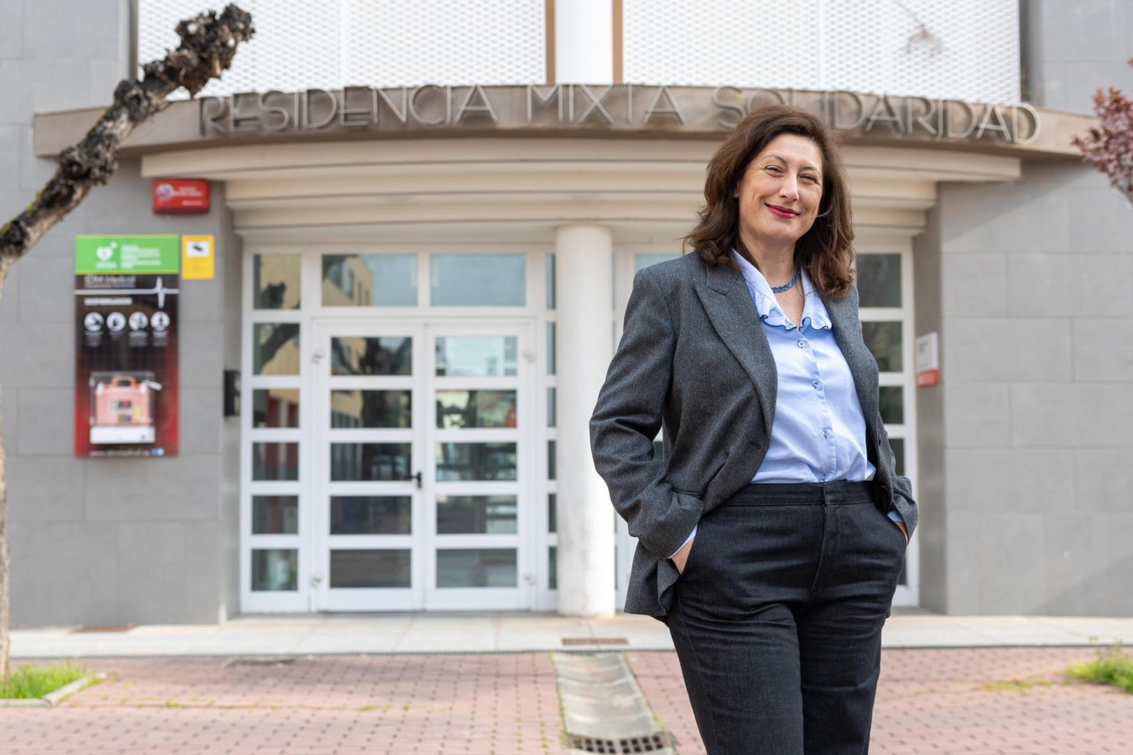 La alcaldesa de Castejón, Noelia Guerra Lafuente, ante la entrada a la Residencia Mixta Solidaridad de la villa