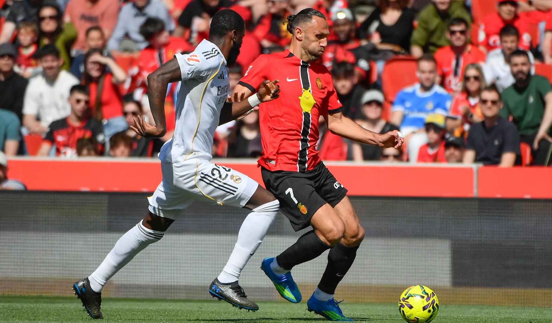 El delantero kosovar del Mallorca Vedat Muriqi (d) disputa un balón ante el defensa alemán del Real Madrid Antonio Rüdiger durante el partido