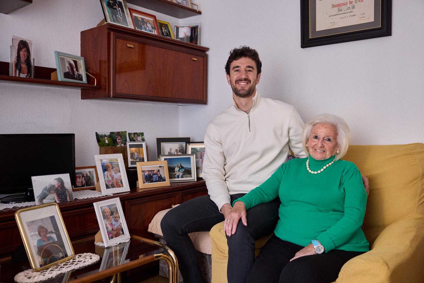 María Luisa y Miguel Alfaro, abuela y nieto