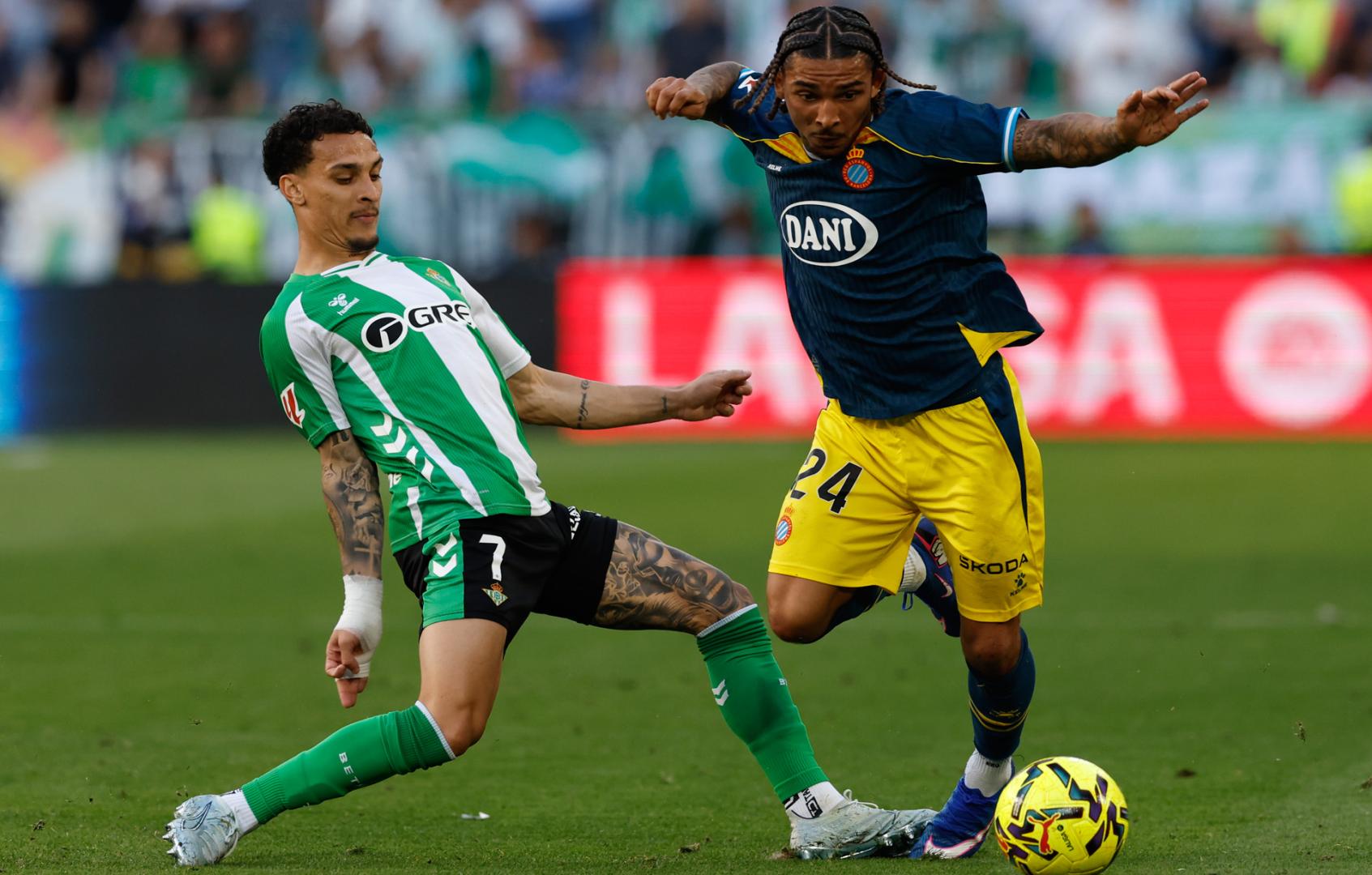El delantero del Espanyol, Kike García, remata ante el defensor del Betis durante el encuentro correspondiente a la jornada 30 de Laliga EA Sports
