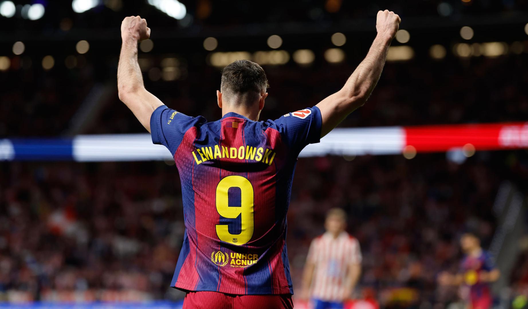 El delantero polaco del FC Barcelona Robert Lewandowski celebra tras anotar el segundo gol del equipo durante el partido