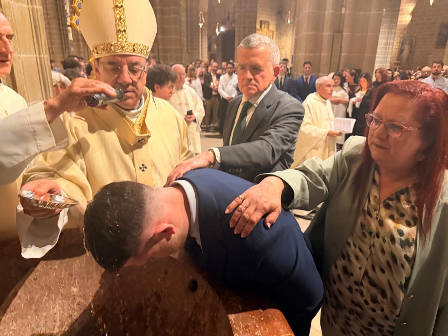 Momento en que el arzobispo Florencio Roselló bautiza al pamplonés Iván Carrillo Vela.