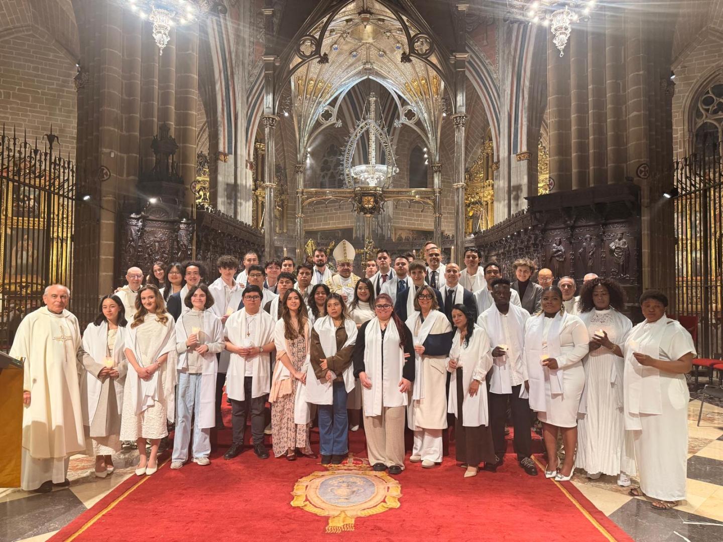 Imagen de los catecúmenos una vez bautizados, junto a la imagen de Santa María la Real.