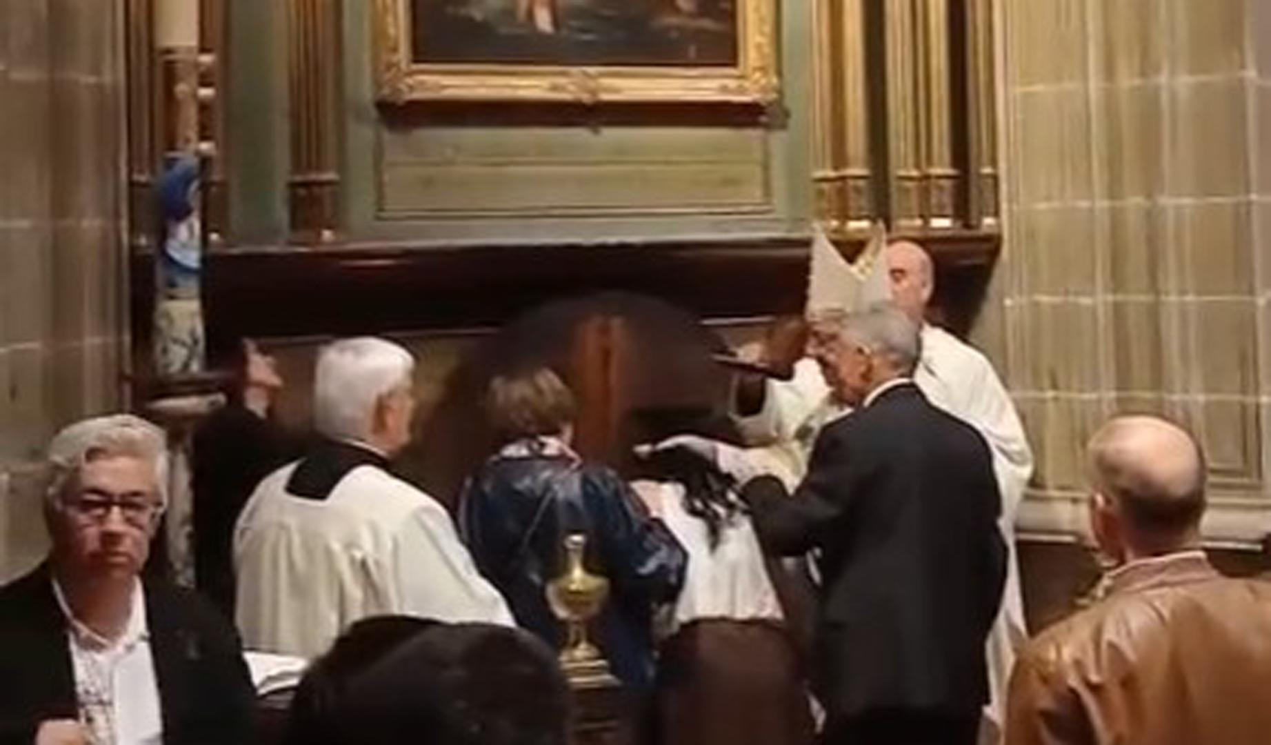 Vídeo del bautizo de 35 adultos en la catedral de Pamplona
