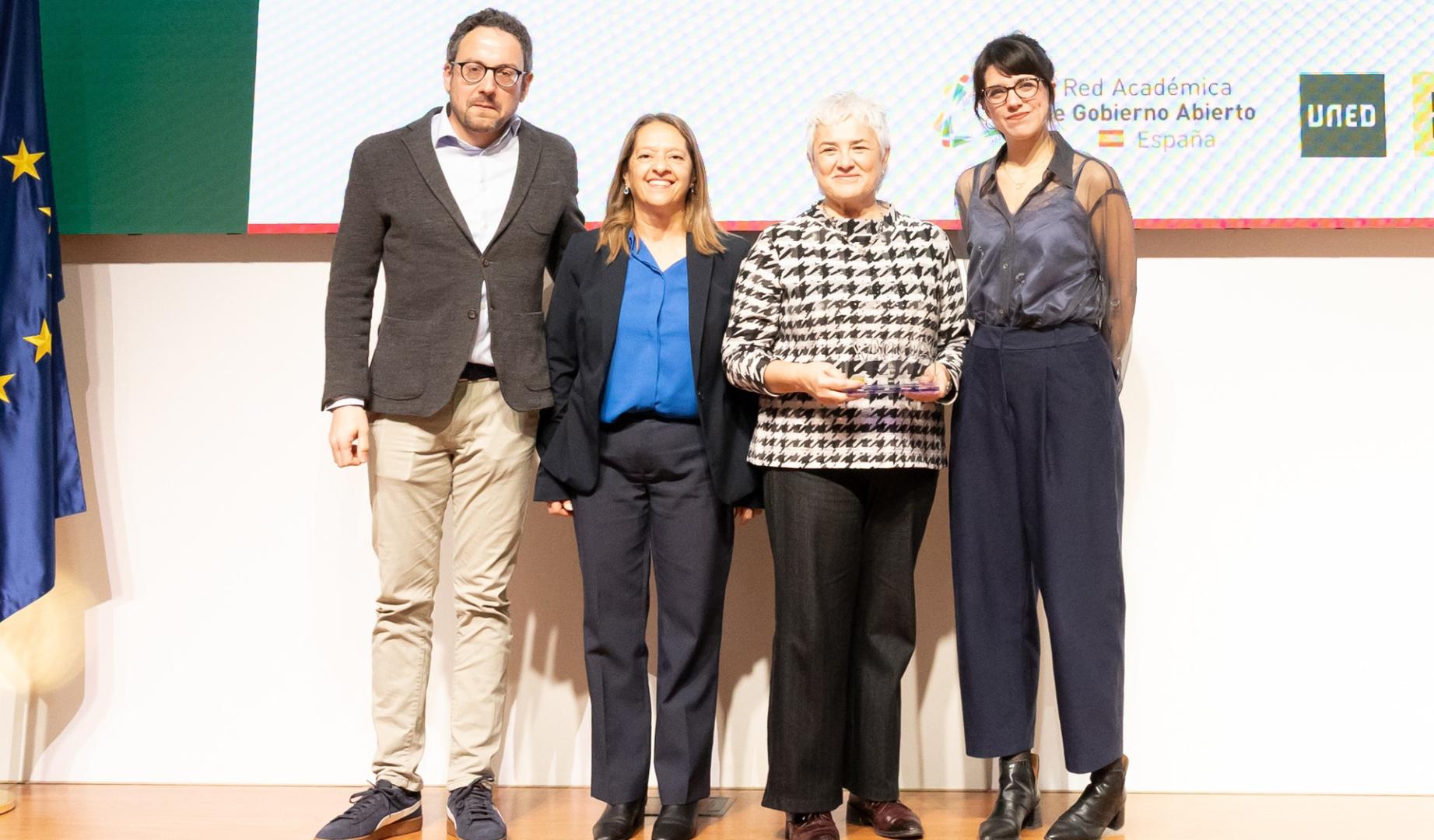 Joseba Asiain, Itziar Ayerdi y Julia Fabiana Sireix, en la recepción de la distinción