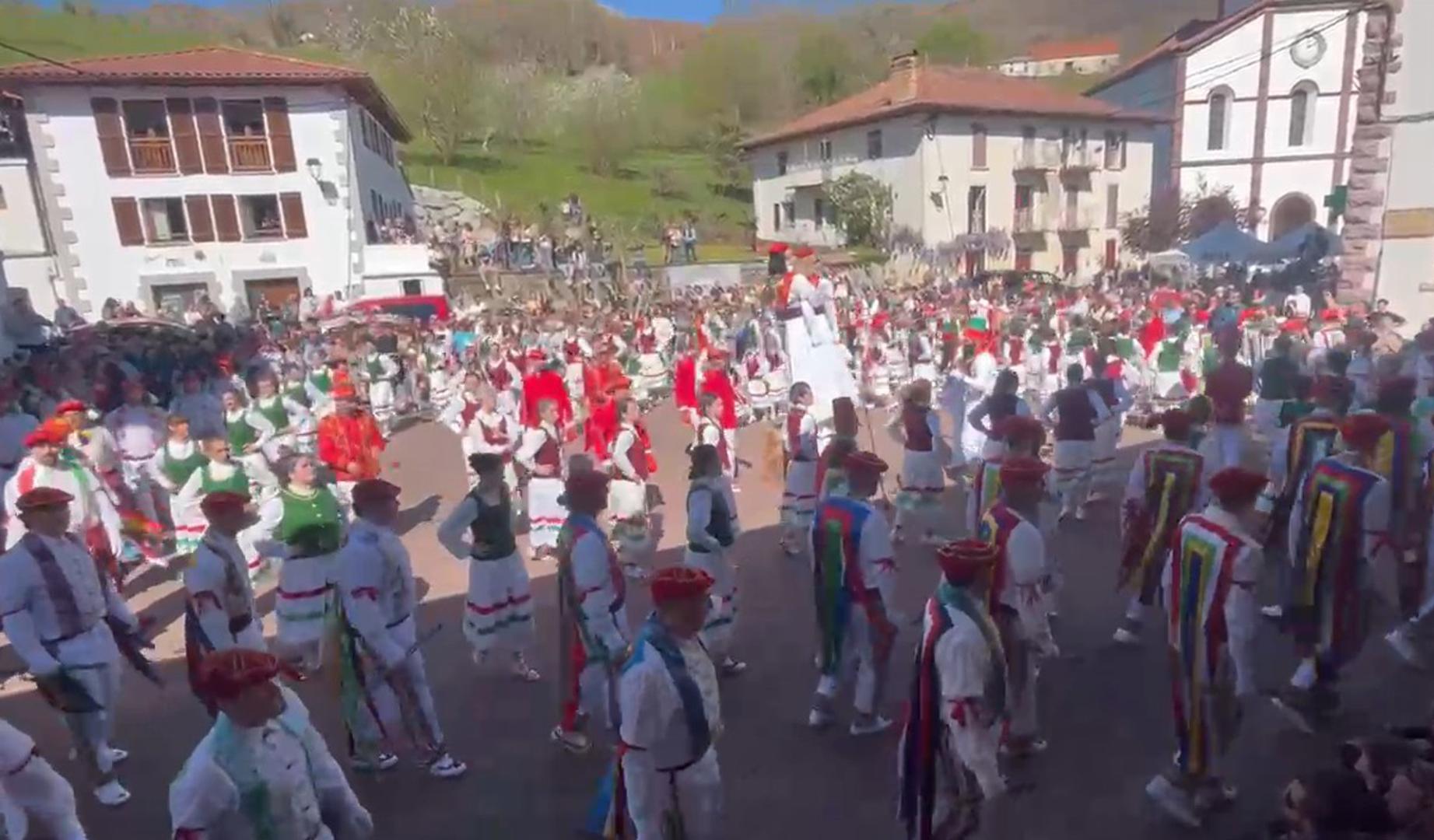 Los bolantes bailan el domingo de Pascua por la mañana en la Plaza de Santiago de Valcarlos