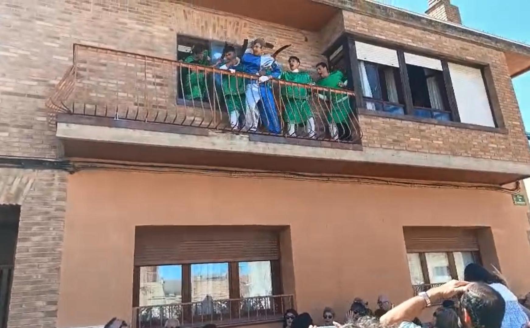 La localidad ribera ha vuelto a celebrar un año más esta peculiar ceremonia en el Domingo de Resurrección