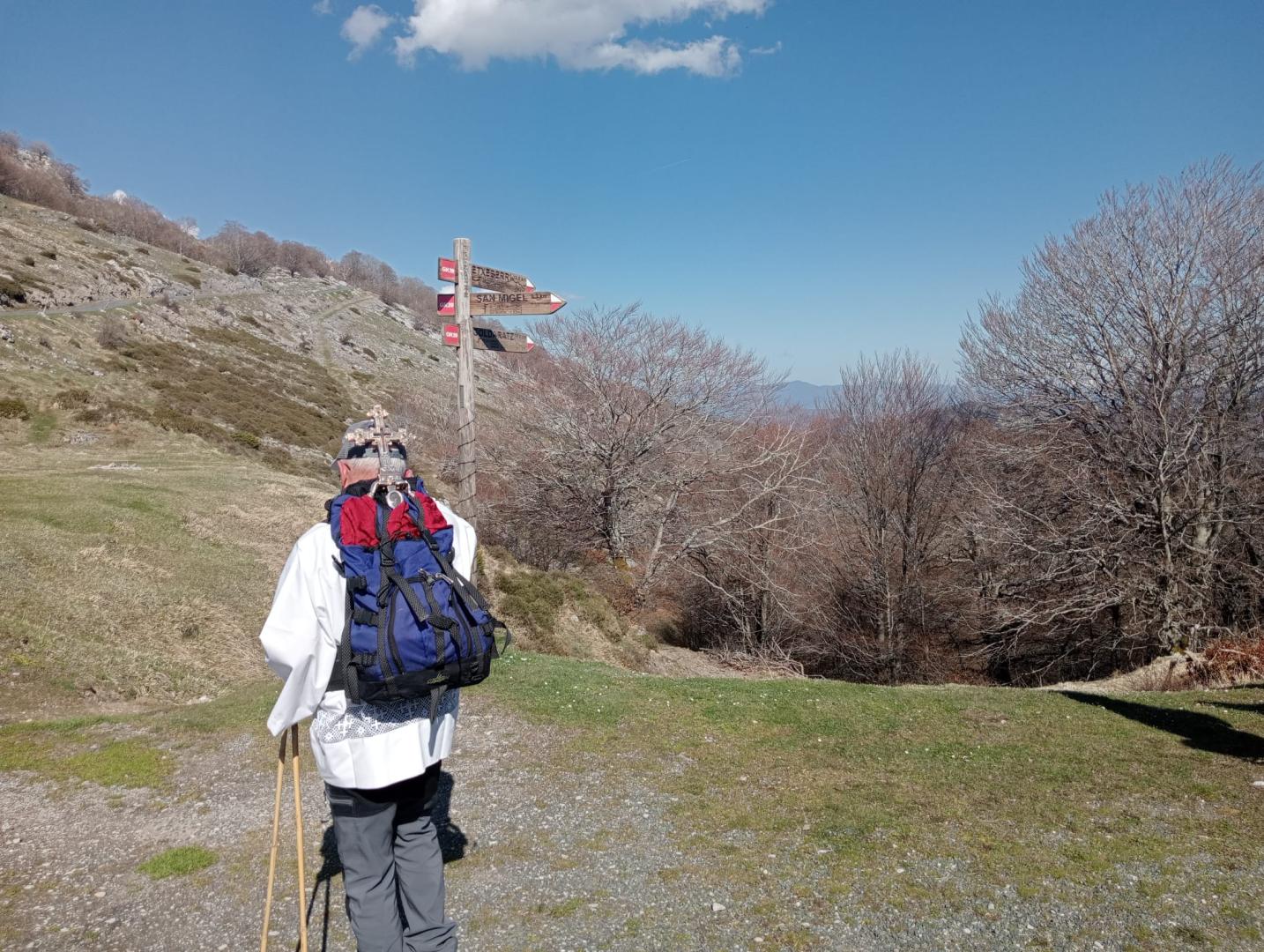 Mariano Zubiria, con la efigie del arcángel de Aralar en la mochila, este domingo 5 de abril poco antes de las 5 de la tarde, camino de Baraibar.