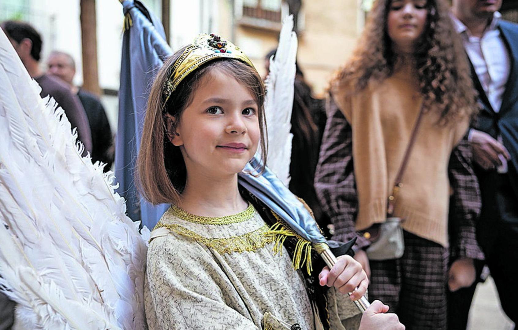 Emma Madorrán Ojuel (Ángel de Tudela 2026), durante la procesión posterior al anuncio de la Resurrección de Jesús.