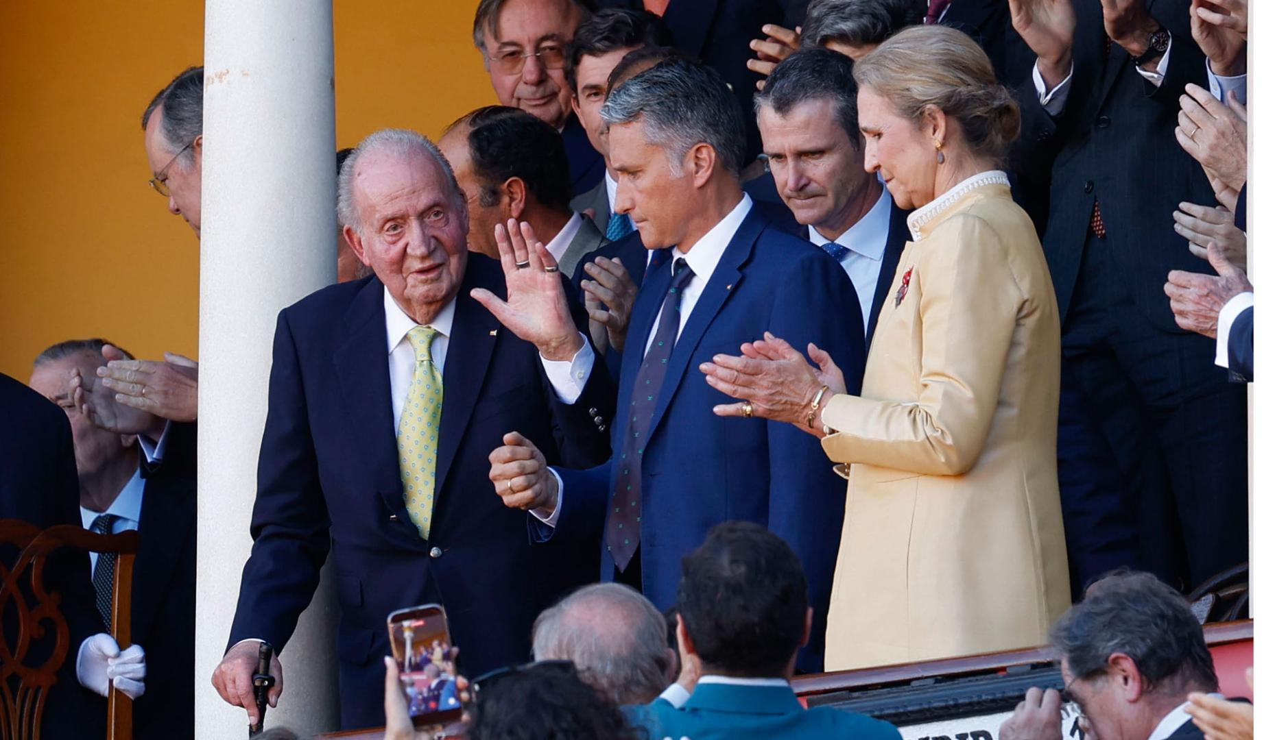 l público de la plaza de toros de La Maestranza de Sevilla ha recibido esta tarde con una ovación al rey emérito Juan Carlos I