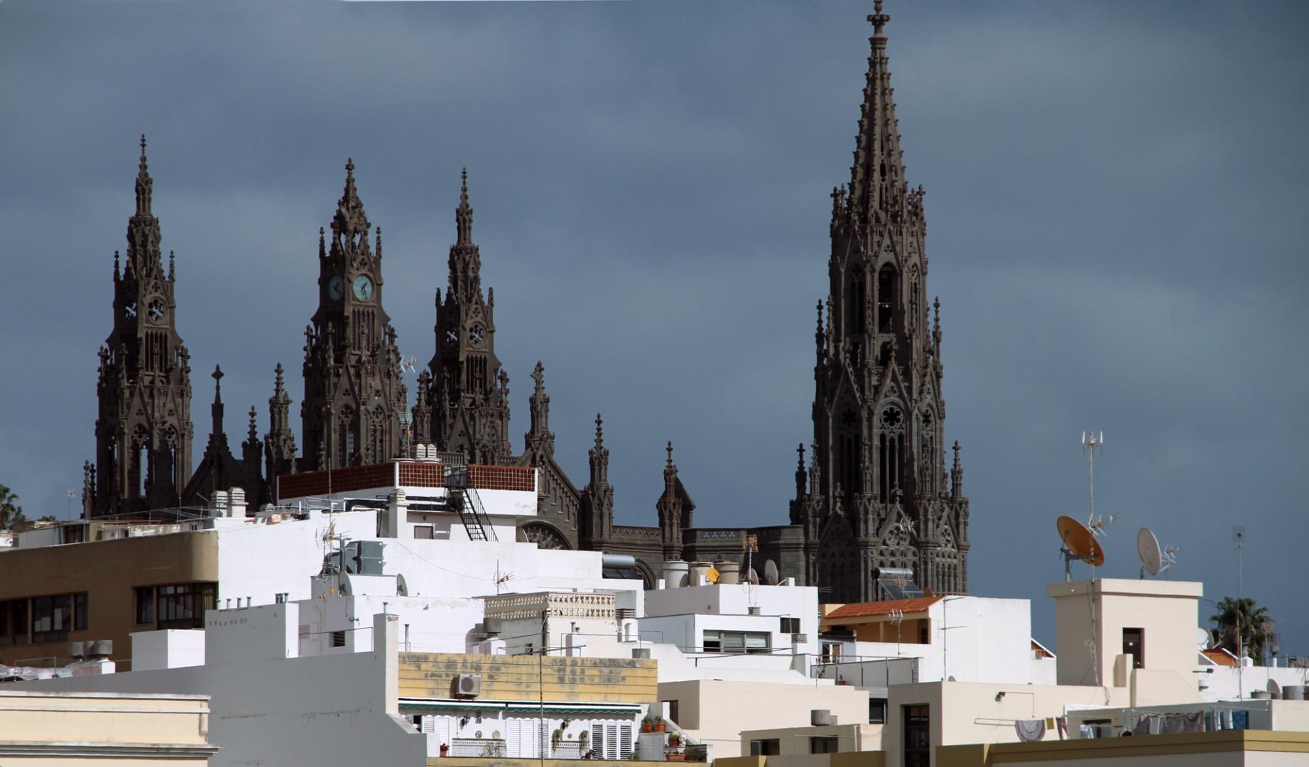 Vistas de la Iglesia de San Juan Bautista de Arucas (Gran Canaria)
