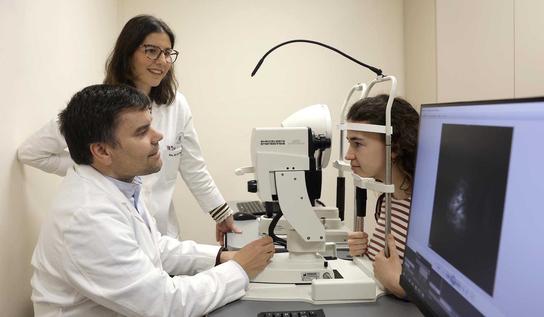 El doctor Recalde y la doctora De la Puente atienden a una paciente en el Departamento de Oftalmología de la Clínica Universidad de Navarra
