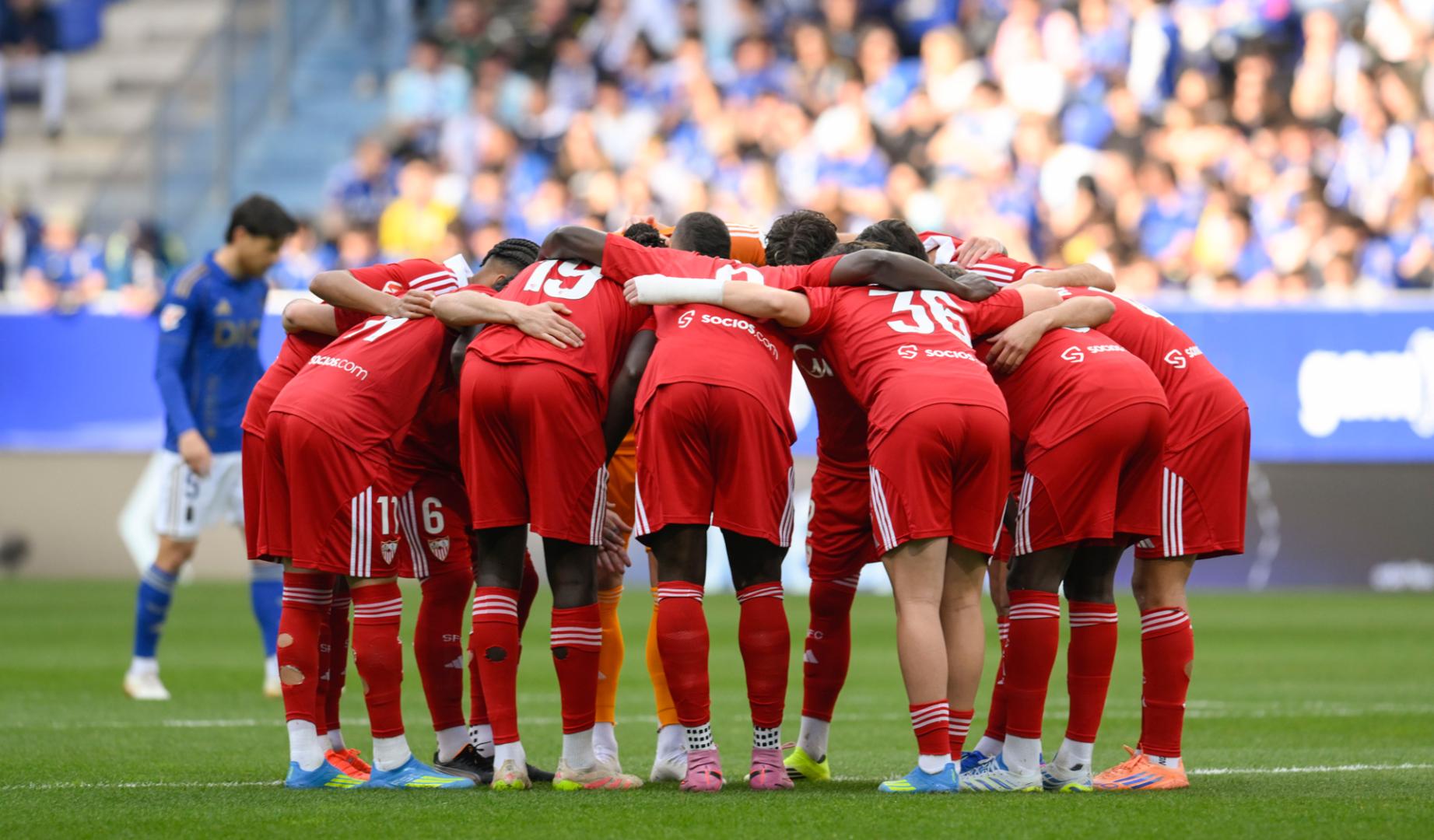 Los jugadores del Sevilla antes del partido de la jornada 30 de LaLiga EA Sports entre Real Oviedo y Sevilla FC