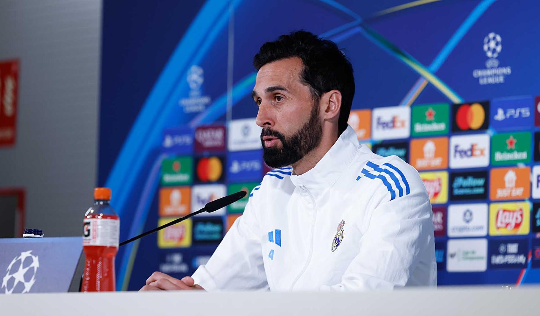 El técnico madridista Álvaro Arbeloa,durante la rueda de prensa en la previa al choque de ida de los cuartos de final de la Champions contra el Bayern de Münich