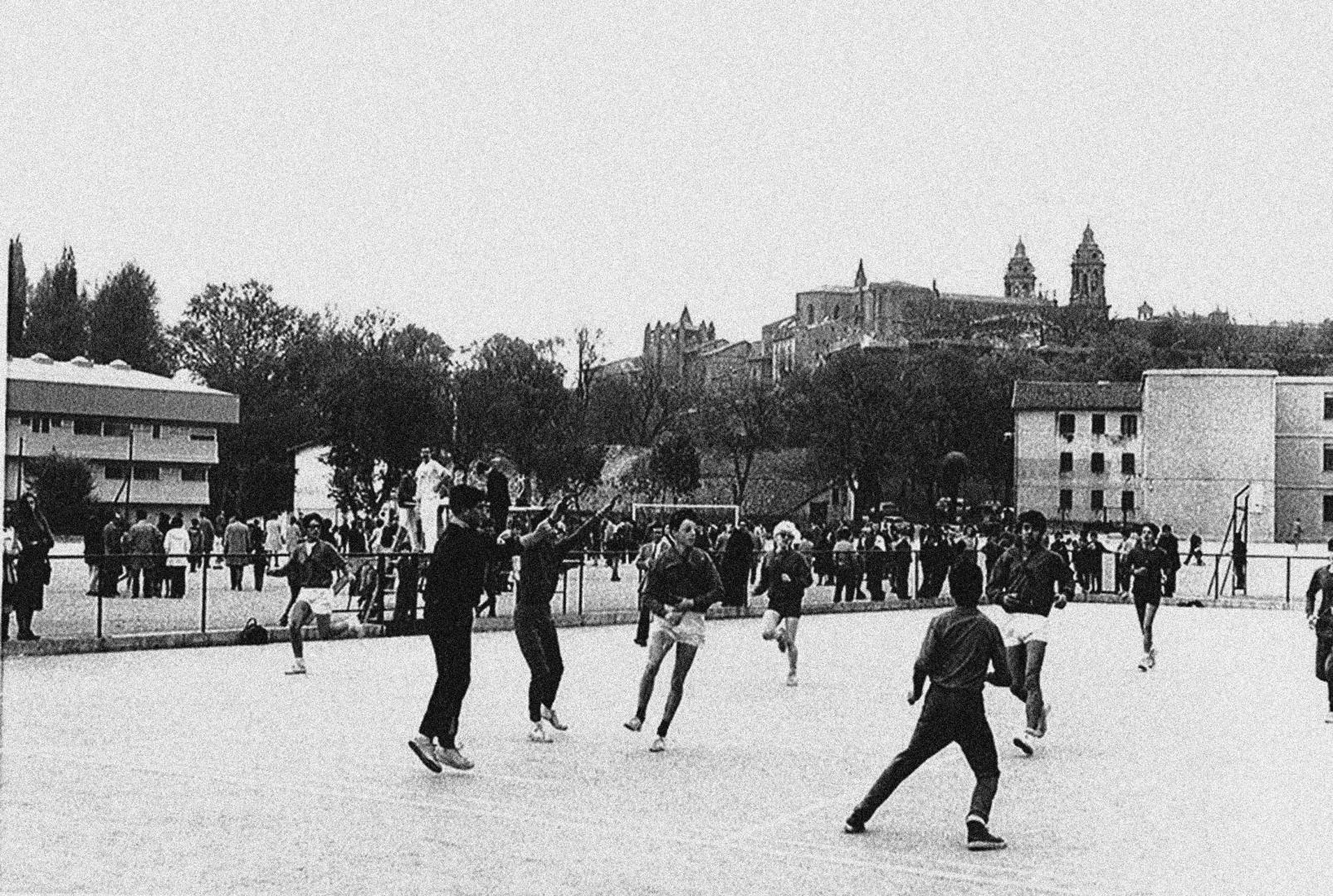 Alumnos del colegio El Redín, en el patio del colegio, en los años setenta.