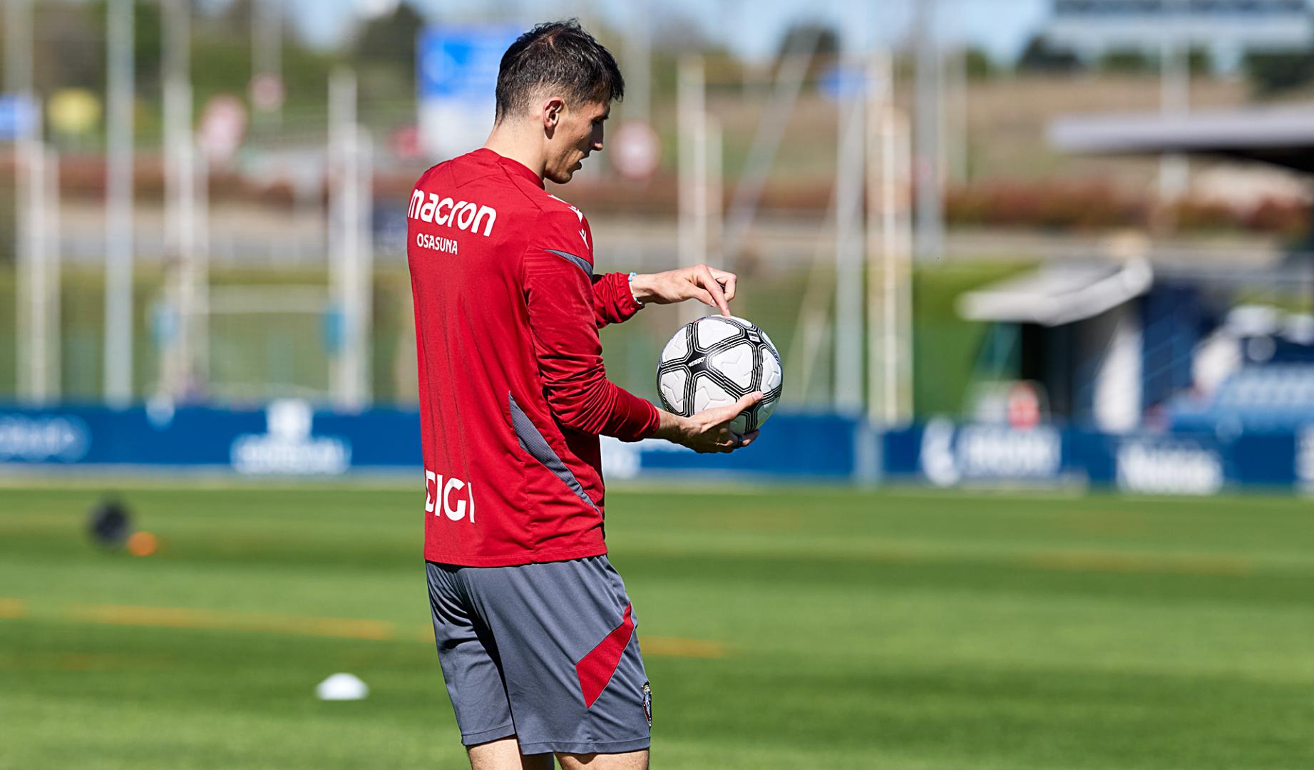 Budimir observa el balón con el que se jugará la jornada retro de LaLiga