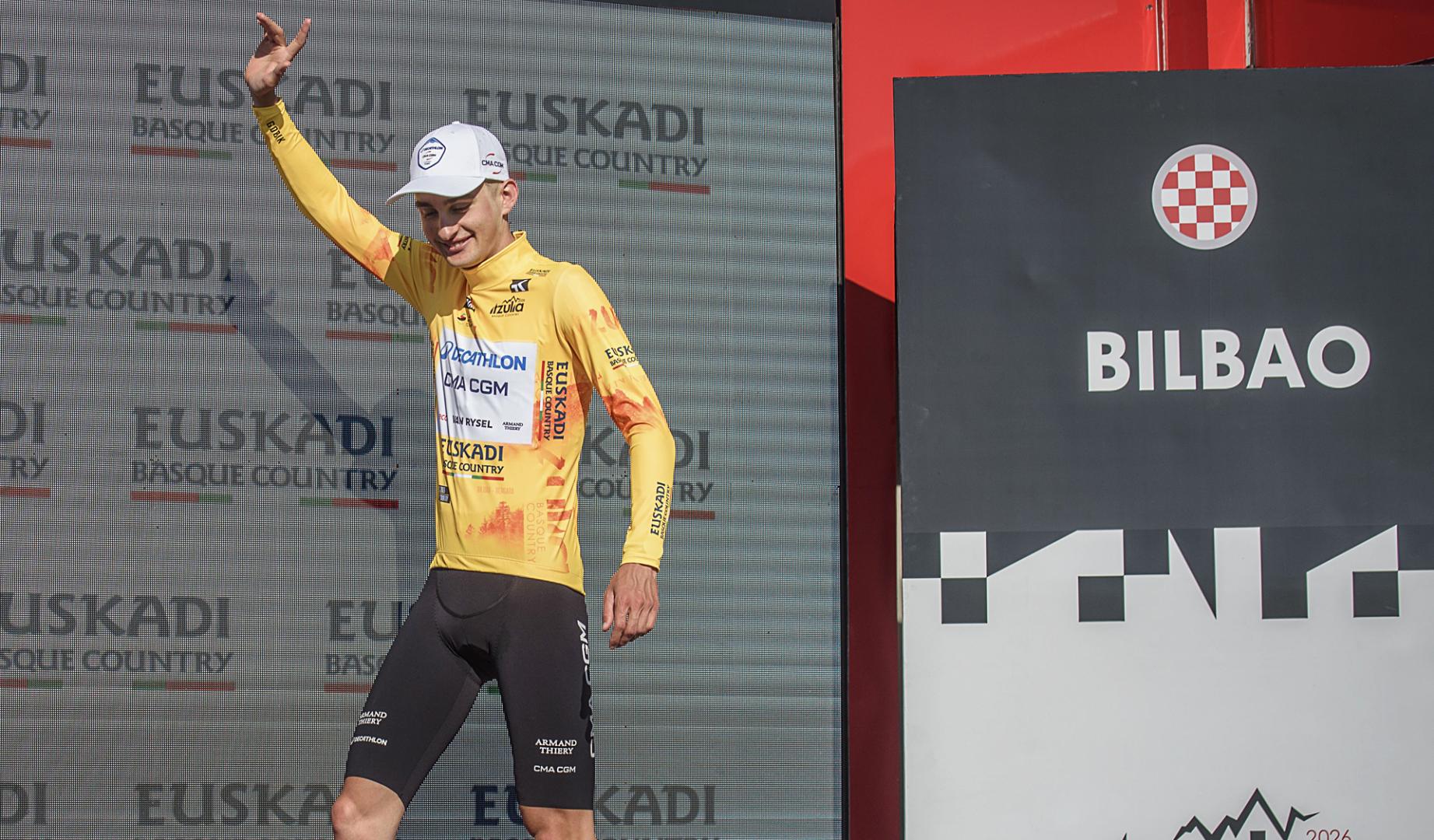 El ciclista francés del Decathlon CMA CGM Team, Paul Seixas, celebra en el podio con el maillot amarillo la victoria conseguida en la etapa inicial de la 65 edición de la Itzulia Basque Country (Vuelta al País Vasco)