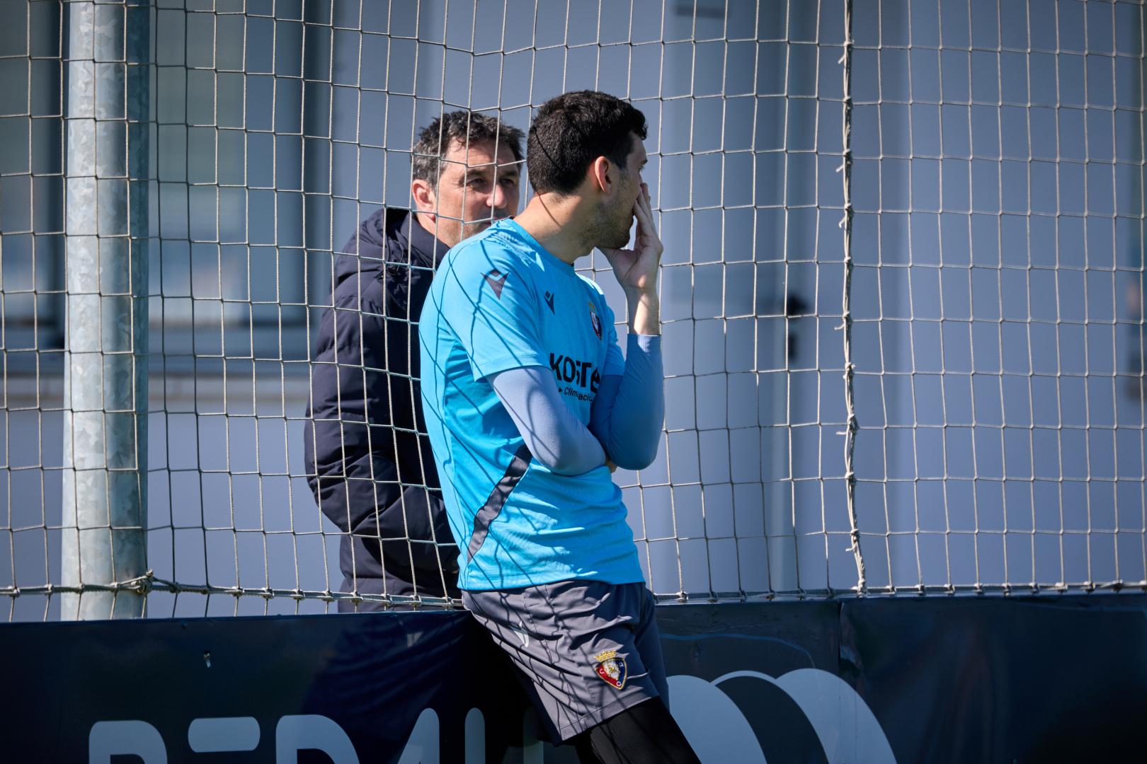 Braulio Vázquez, director deportivo de Osasuna, conversa con Sergio Herrera