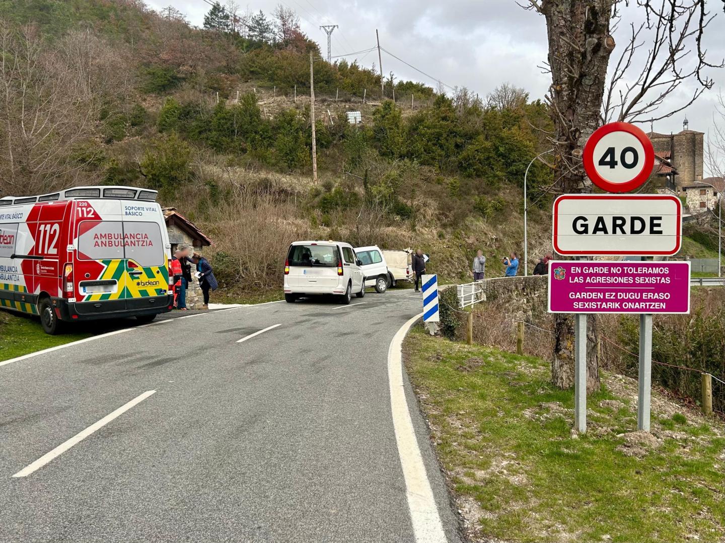 Reciente accidente entre dos vehículos en la curva de acceso a la villa roncalesa de Garde