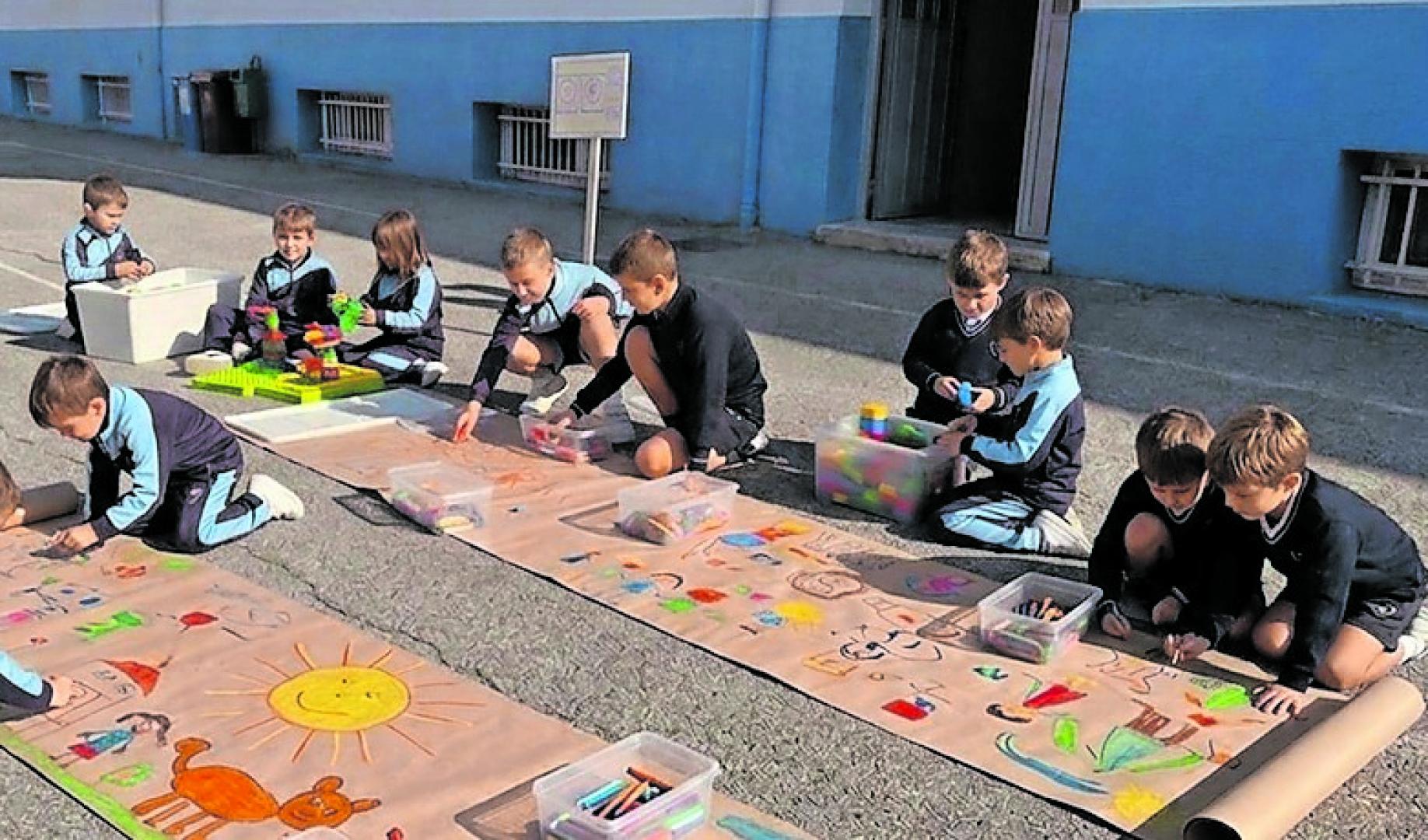 Alumnos del colegio Amor de Dios participando en las actividades