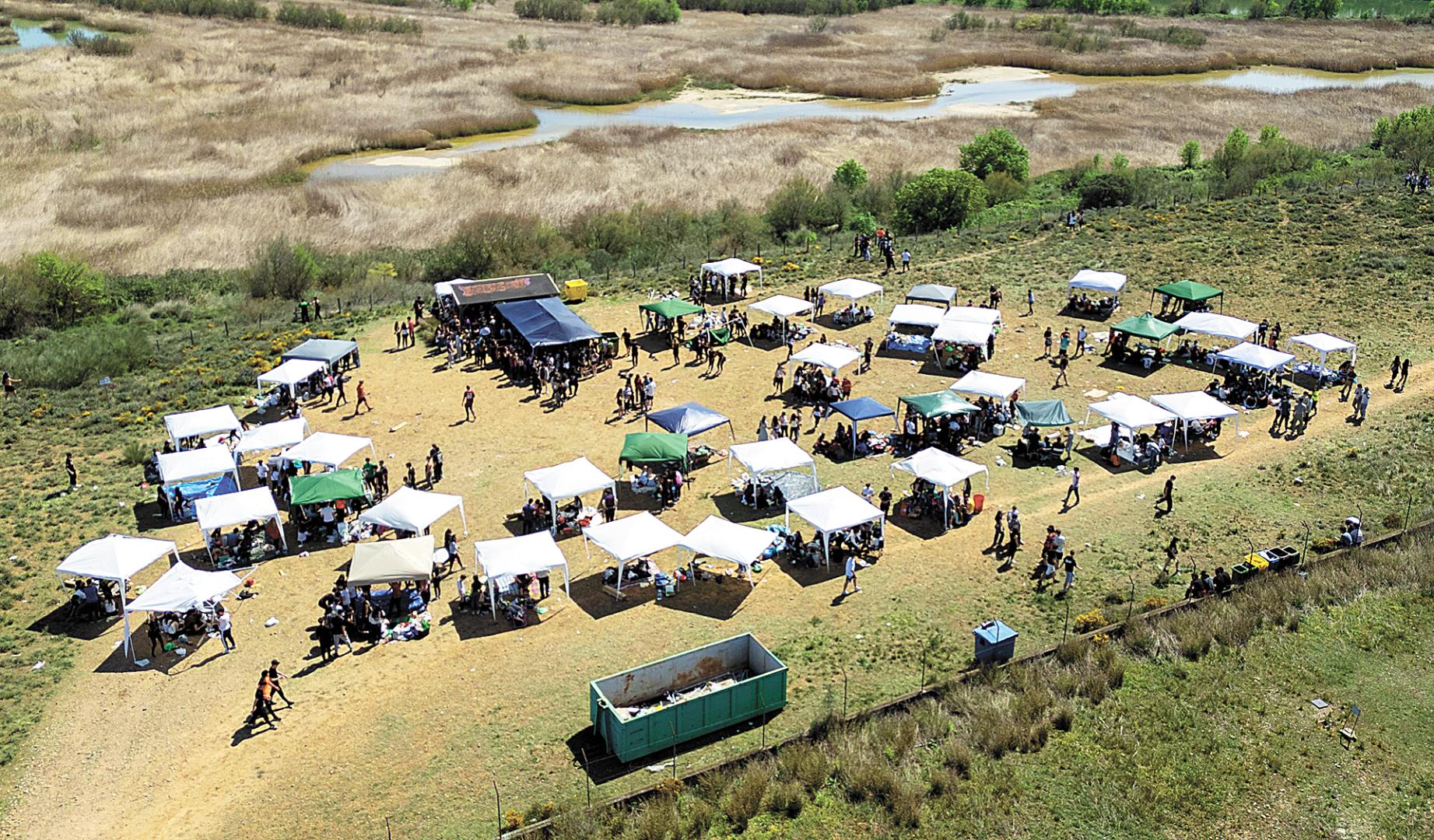 Imagen aérea de este domingo, con la veintena de carpas que instalaron los jóvenes tudelanos para su celebración del Día del Ángel