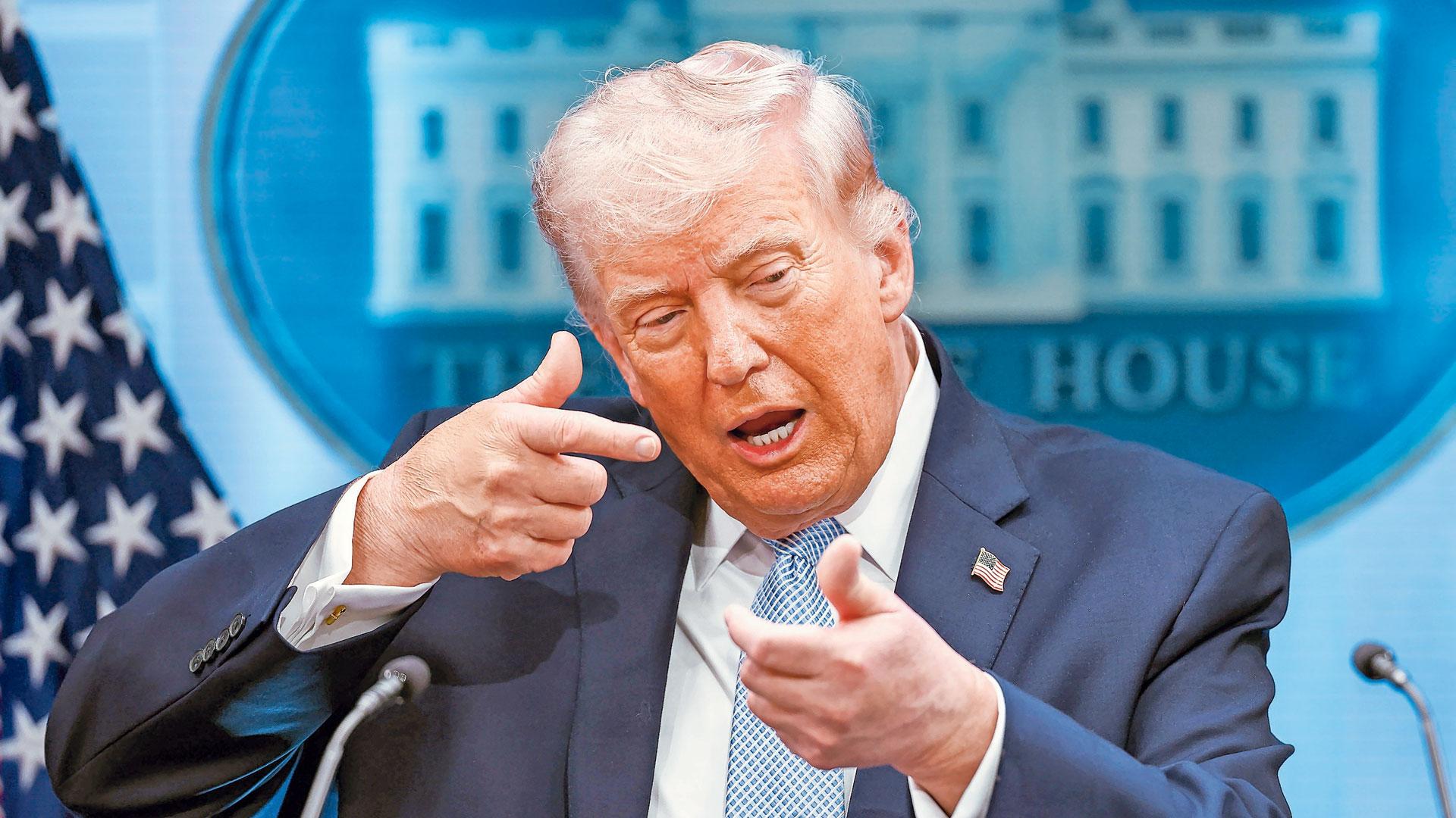 Donald Trump gesticula como si empuñase un arma durante su comparecencia de este lunes en la Casa Blanca
