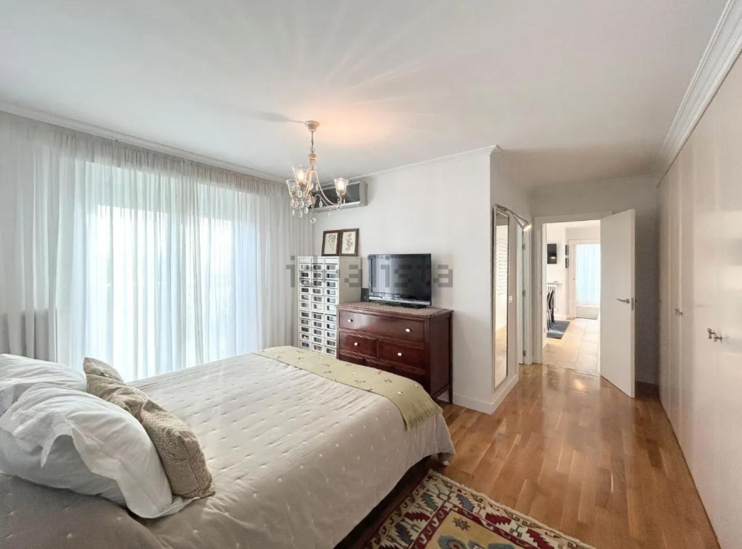 Dormitorio principal con baño en suite