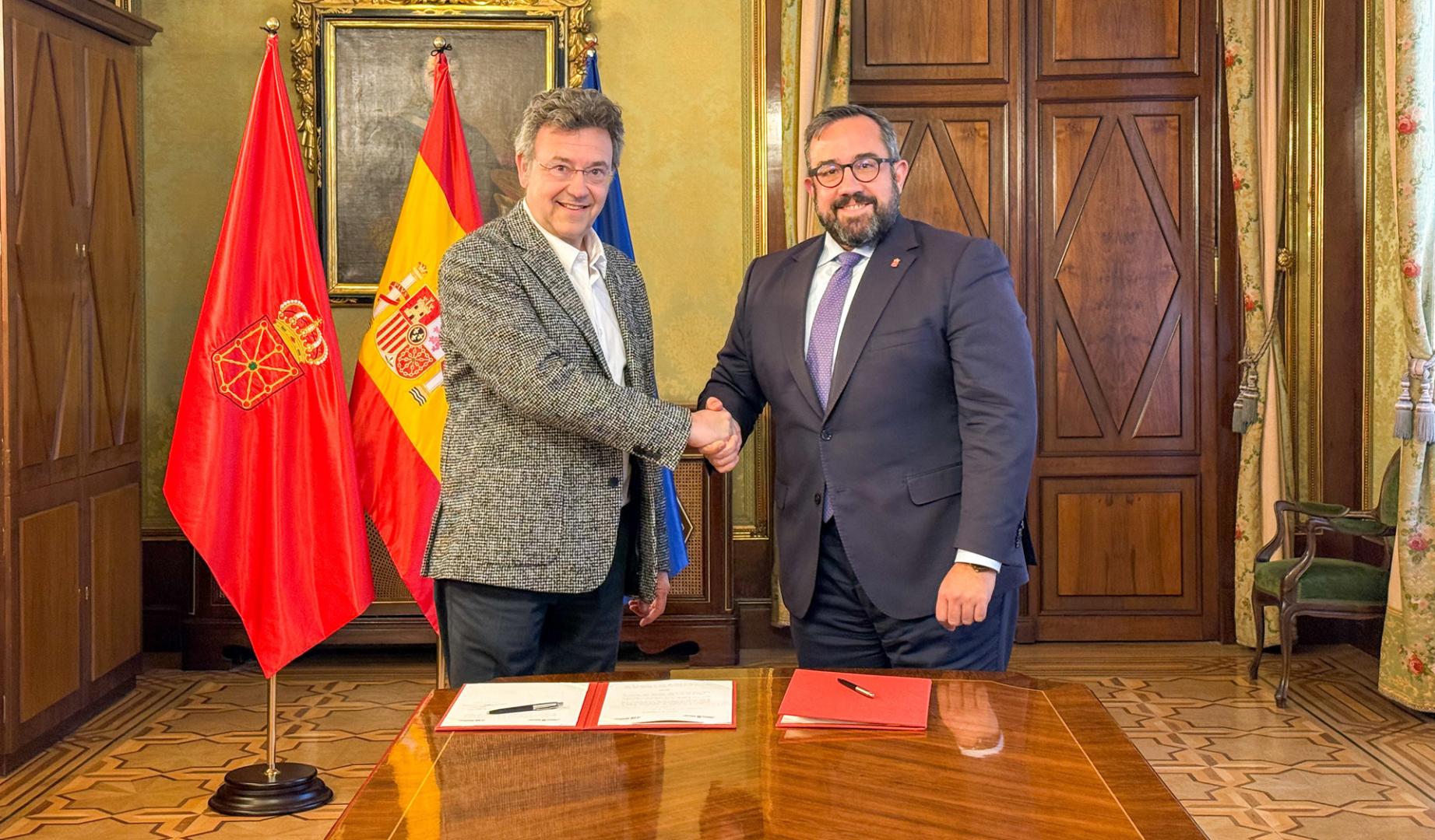 El consejero y portavoz, Javier Remírez y el Defensor del Pueblo, Patxi Vera, durante la firma del convenio de colaboración