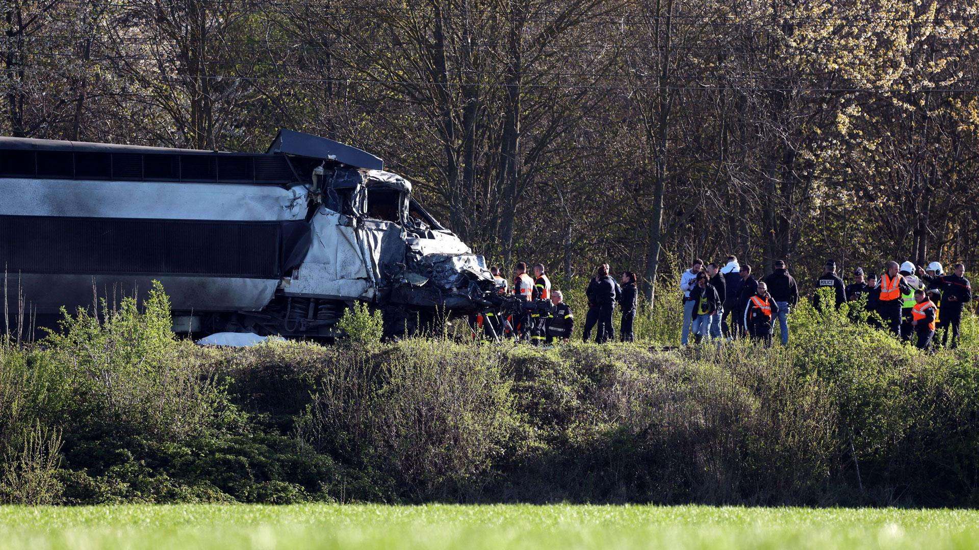 Investigadores en el lugar en el que se ha producido una colisión entre una locomotora TGV y un camión cerca de Bully-les-Mines, entre Bethune y Lens, en la región de Pas-de-Calais