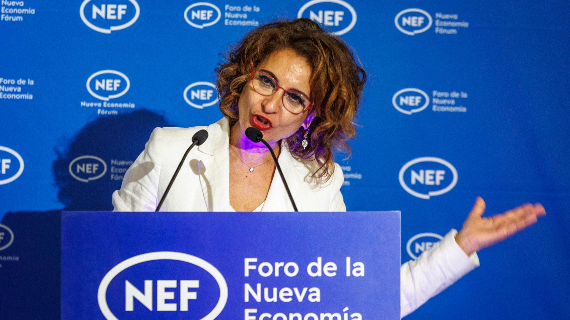 La candidata del PSOE a la Presidencia de la Junta de Andalucía, María Jesús Montero, durante su intervención este martes en un desayuno informativo