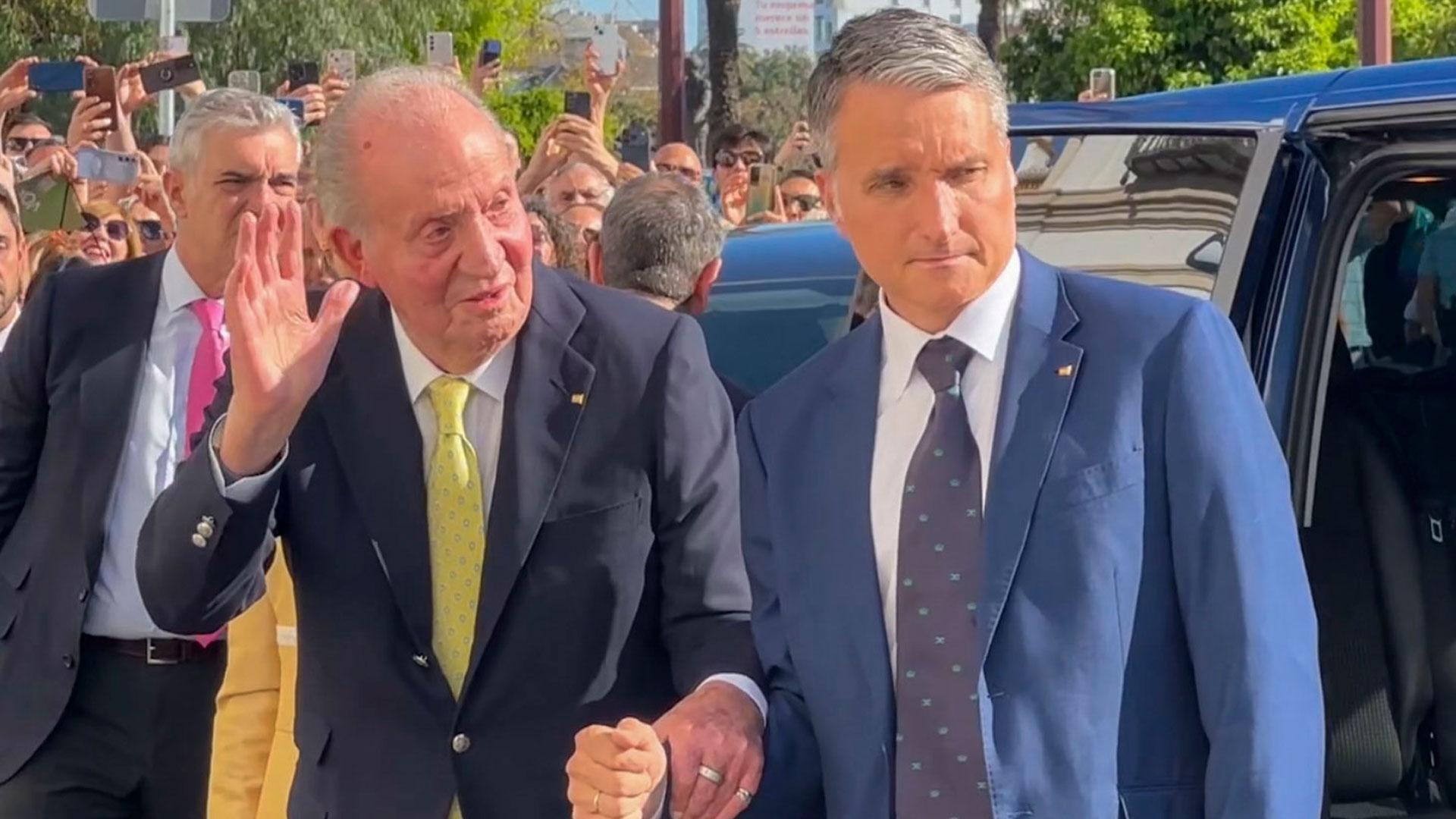 El rey emérito Juan Carlos I asistió este domingo a la corrida en la plaza de toros de La Maestranza de Sevilla para la reaparición de Morante de la Puebla