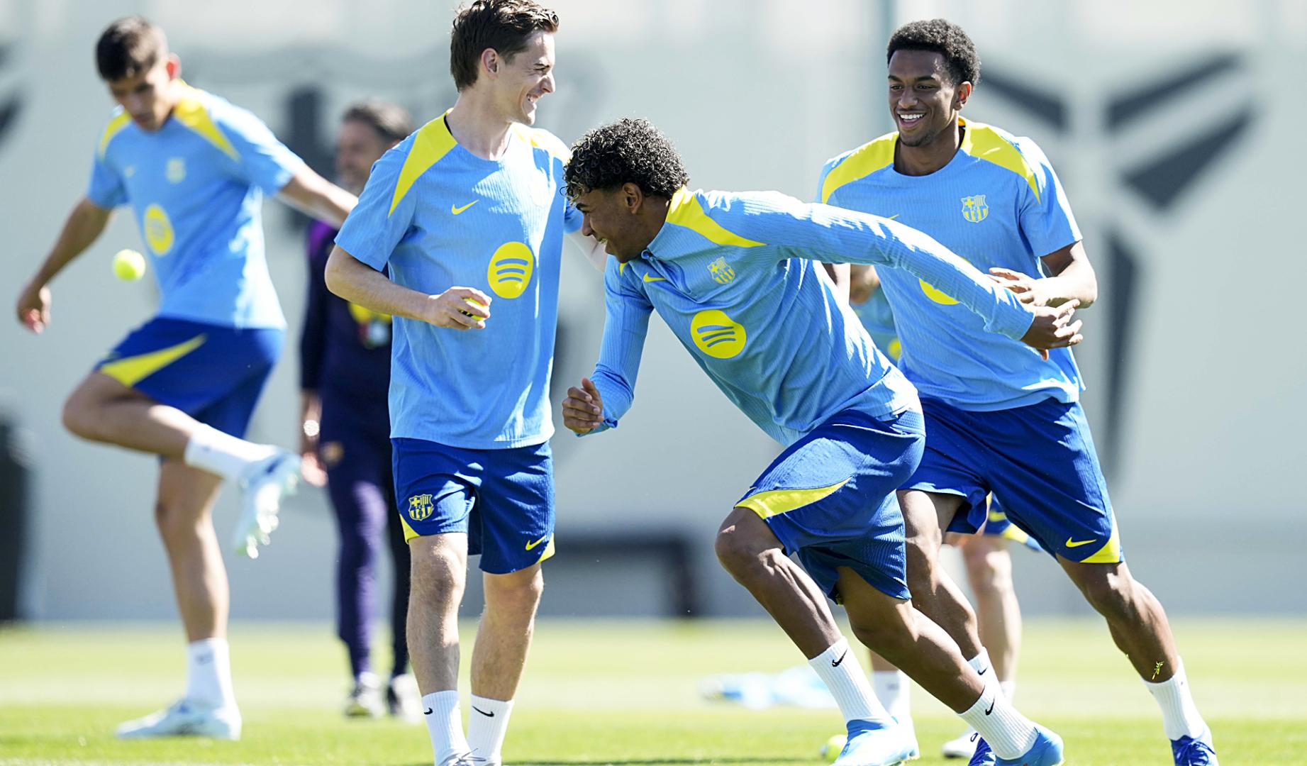 Los jugadores del FC Barcelona Pablo Gavira 'Gavi' (izda.), Lamine Yamal (centro), y Alejandro Balde (dcha.), durante el entrenamiento que el equipo azulgrana ha realizado en las instalaciones de la Ciudad Deportiva Joan Gamper para preparar el partido de ida de cuartos de final de la Liga de Campeones que mañana disputarán ante el Atlético de Madrid en el Camp Nou