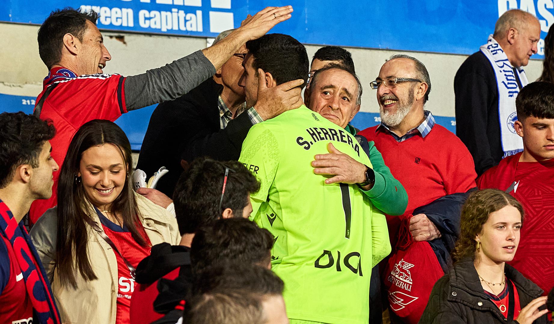 Sergio Herrera saluda a aficionados rojillos en la grada de Mendizorroza al finalizar el encuentro