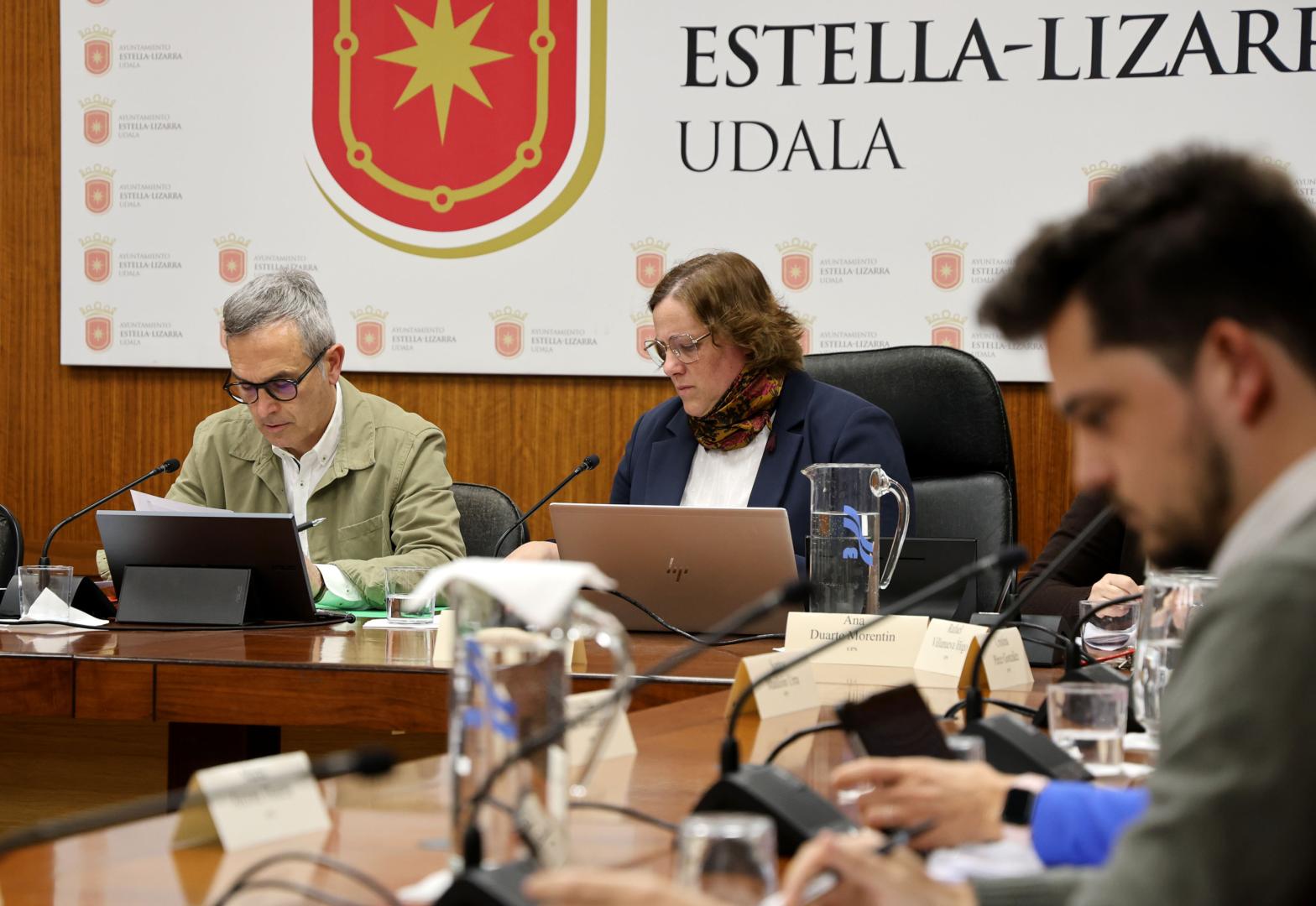 José Luis Navarro en su último pleno como secretario del Ayuntamiento de Estella el pasado 12 de marzo. Junto a él, la alcaldesa Marta Ruiz de Alda.