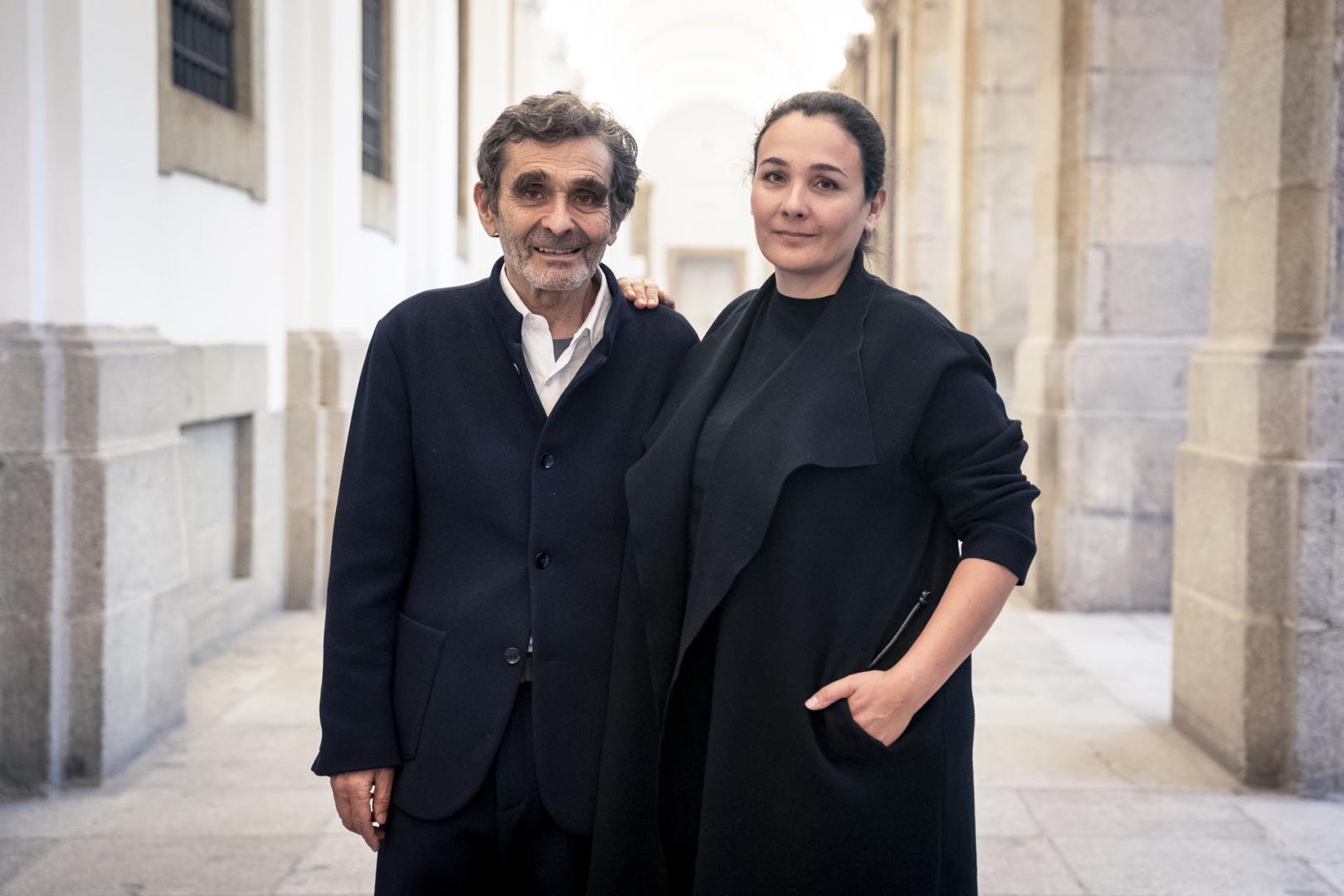 El diseñador Adolfo Domínguez y la presidenta ejecutiva de Adolfo Domínguez, Adriana Domínguez, posan tras la presentación de la película 'El eco de las voces'