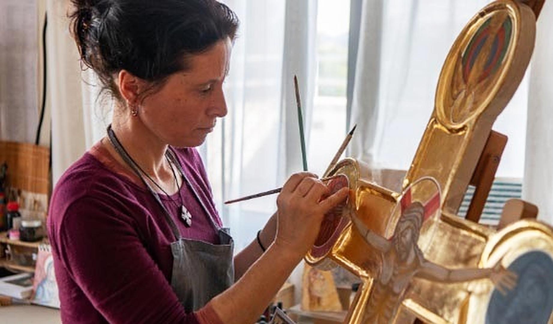 La pamplonesa María Ruiz Rodríguez, laica consagrada, en su taller de Jerusalén donde pinta iconos