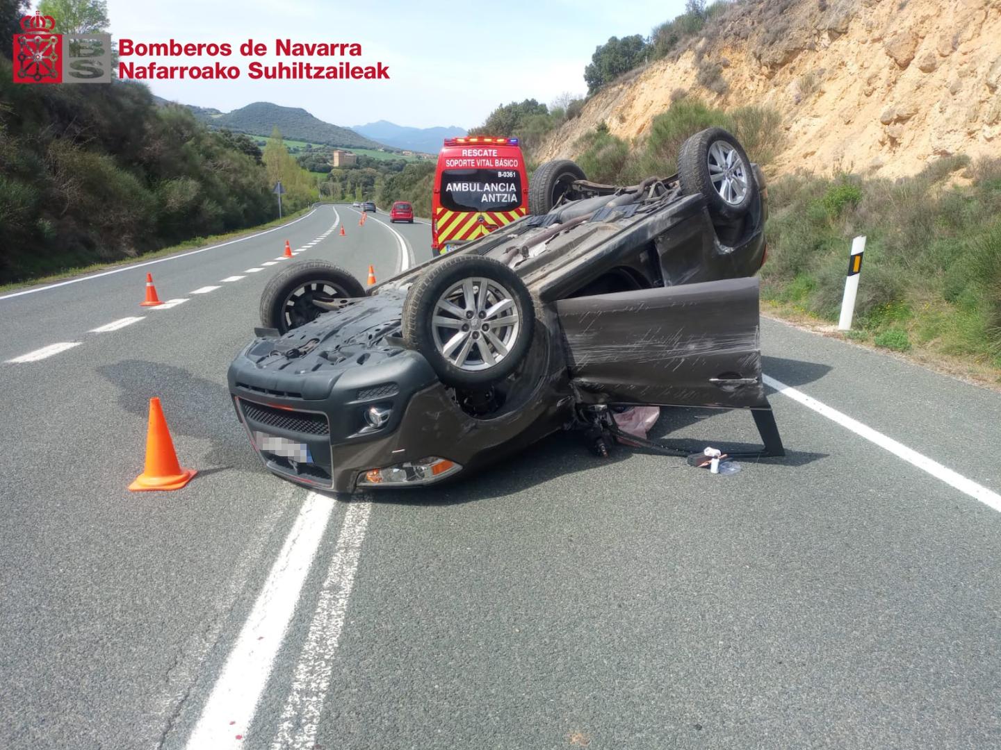El vehículo ha quedado volcado en la carretera