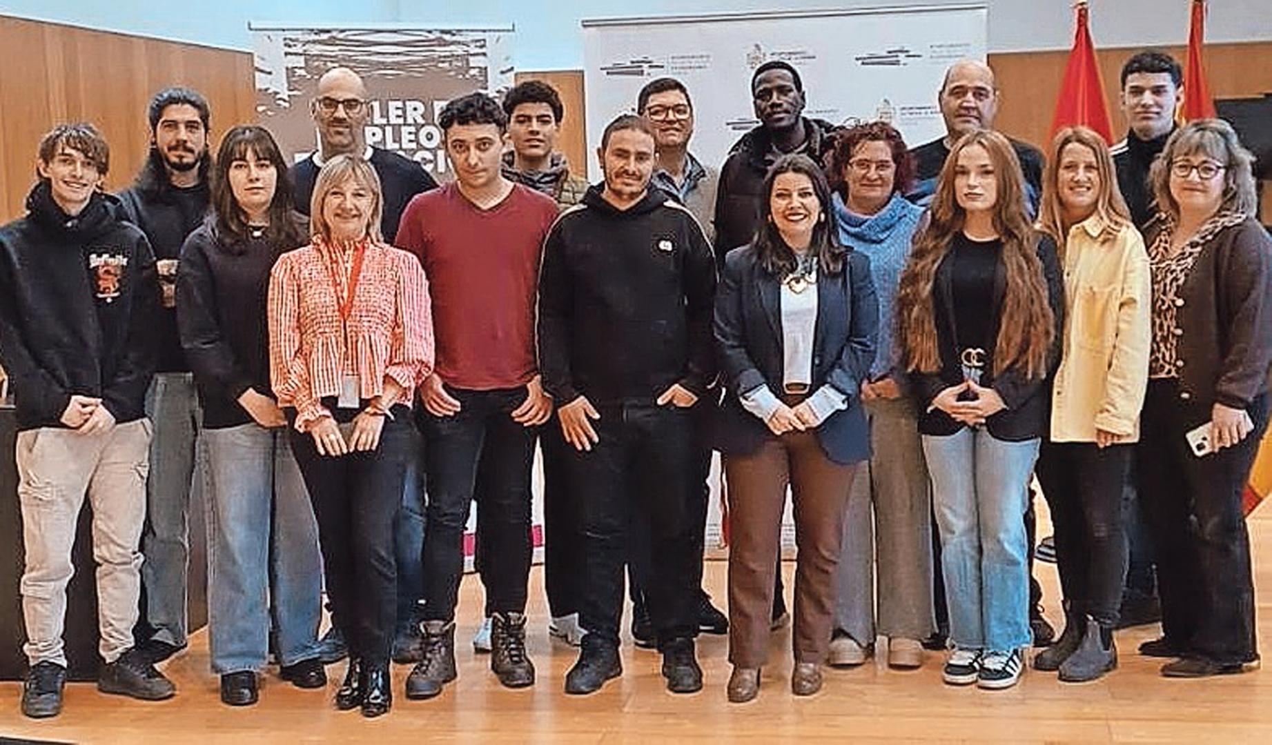 Foto de grupo de participantes y técnicos del taller y representantes del Ayuntamiento y del CNAI