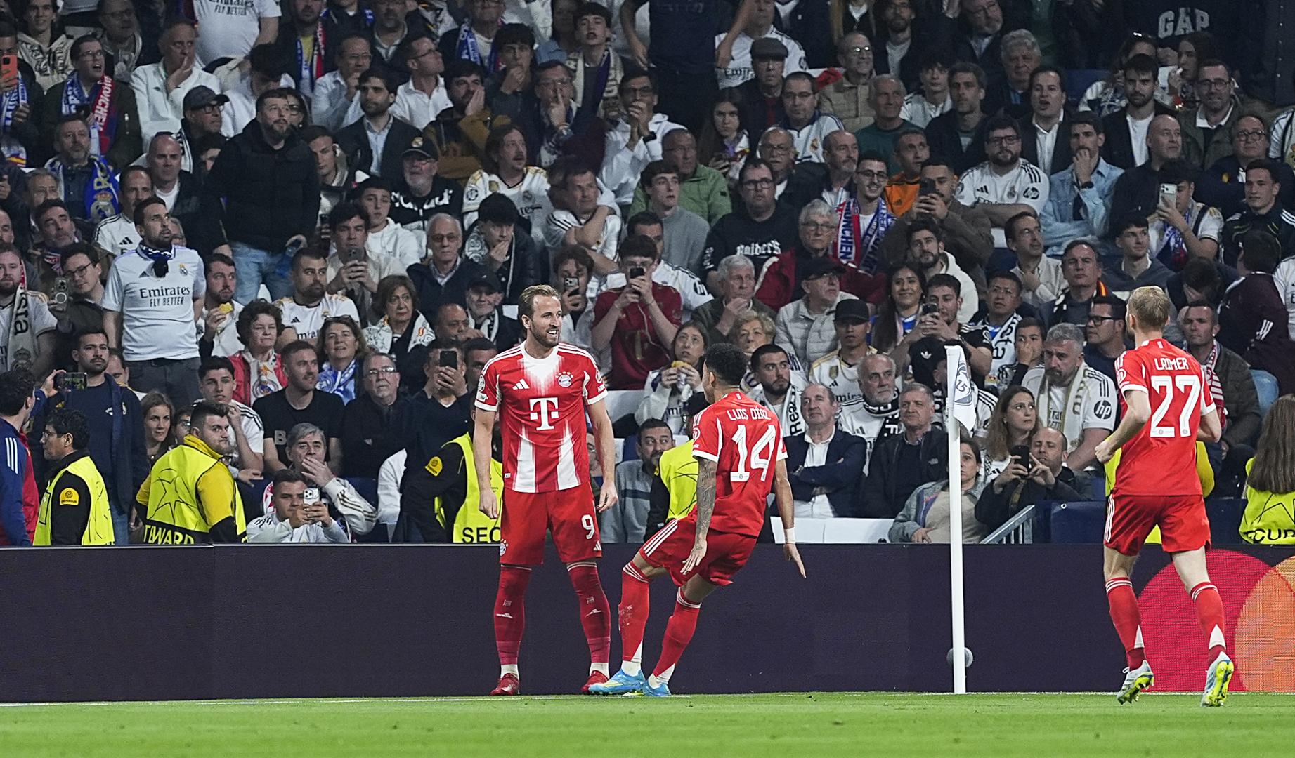 Luis Díaz felicita a Harry Kane tras anotar el británico el 0-2 al inicio de la segunda parte