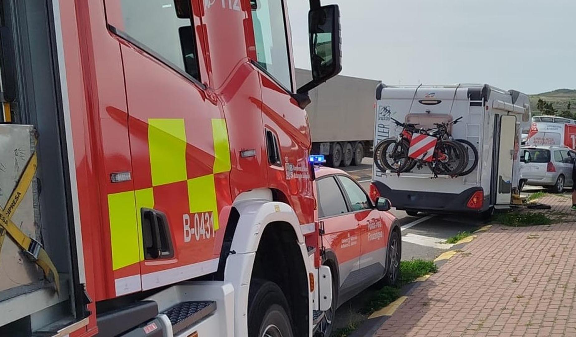 Servicios de emergencia junto a la autocaravana y el vehículo accidentados