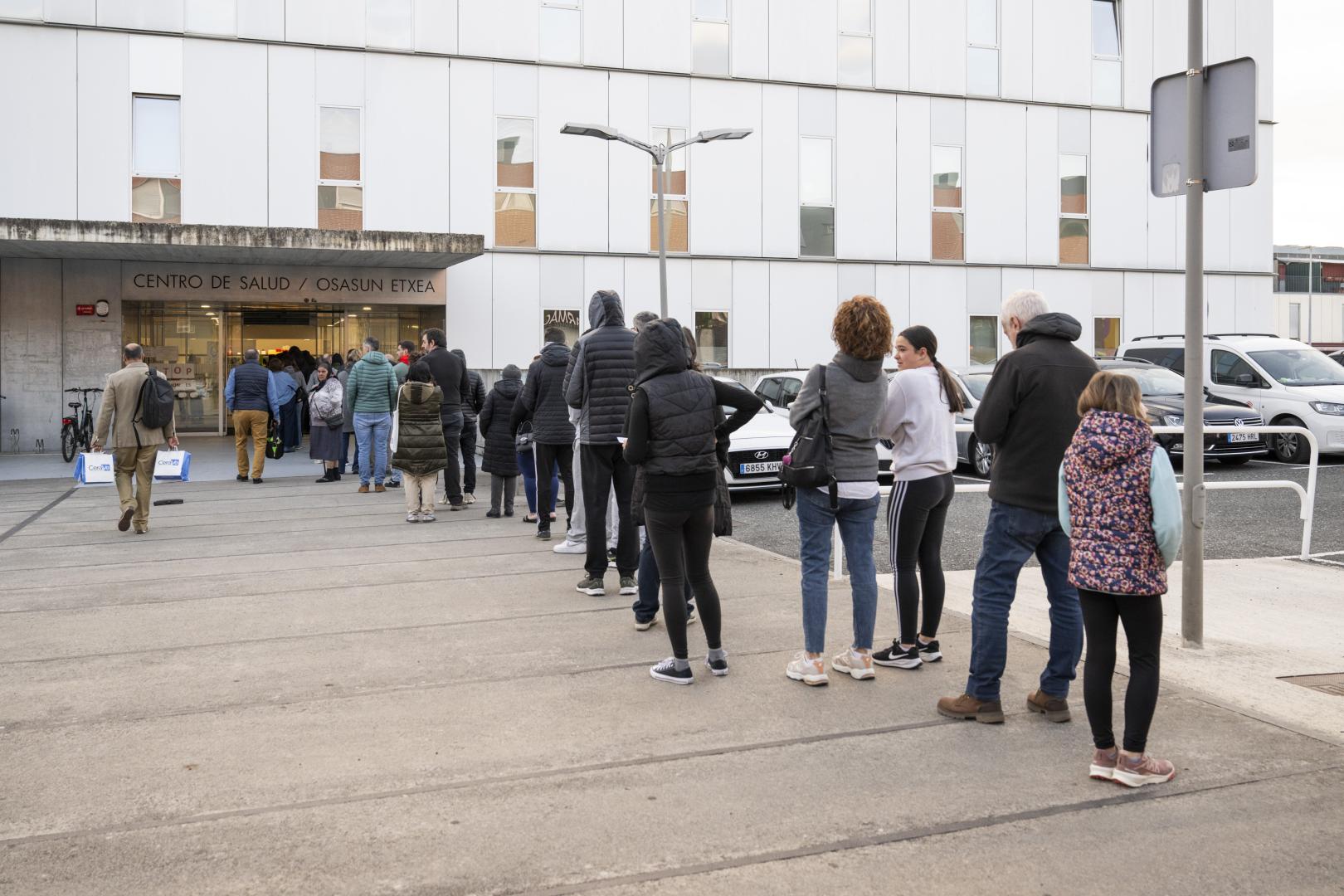 Decenas de personas esperaban hoy por la mañana a las puertas del centro de salud de Sarriguren para pedir cita médica