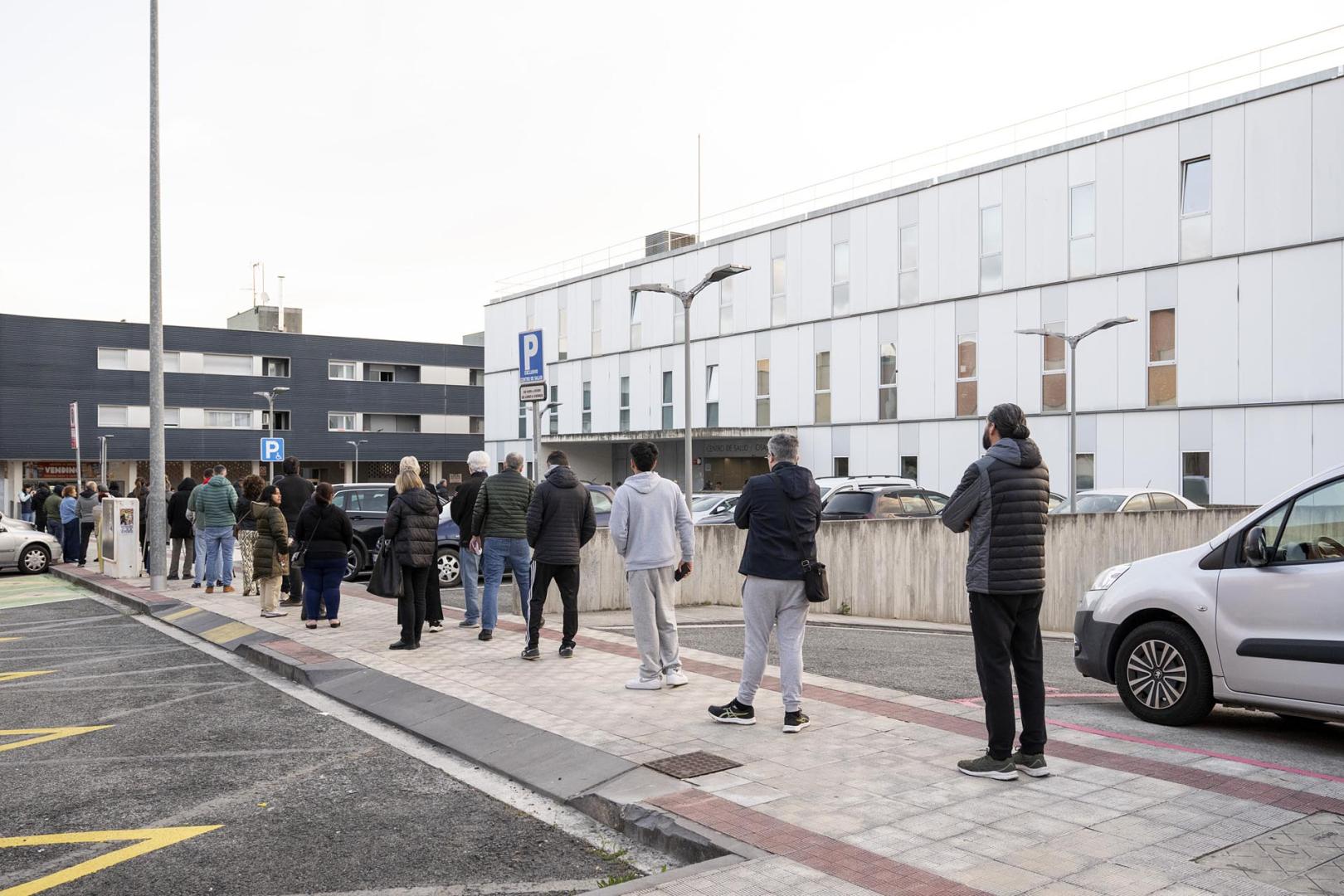 Vídeo de la cola de pacientes esperando a coger cita en el centro de salud de Sarriguren