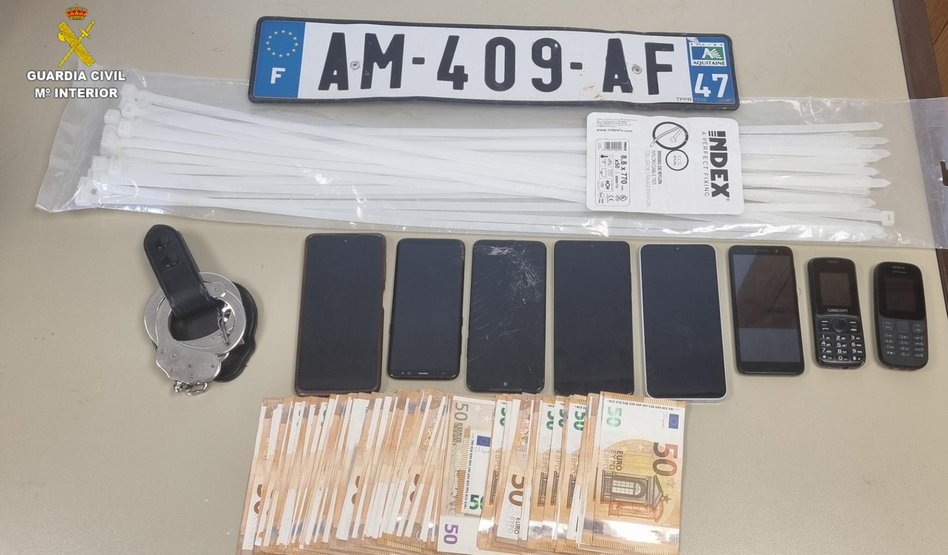 La Guardia Civil detiene a cuatro personas por el robo de un cargamento de bolsos de lujo valorado en un millón de euros.